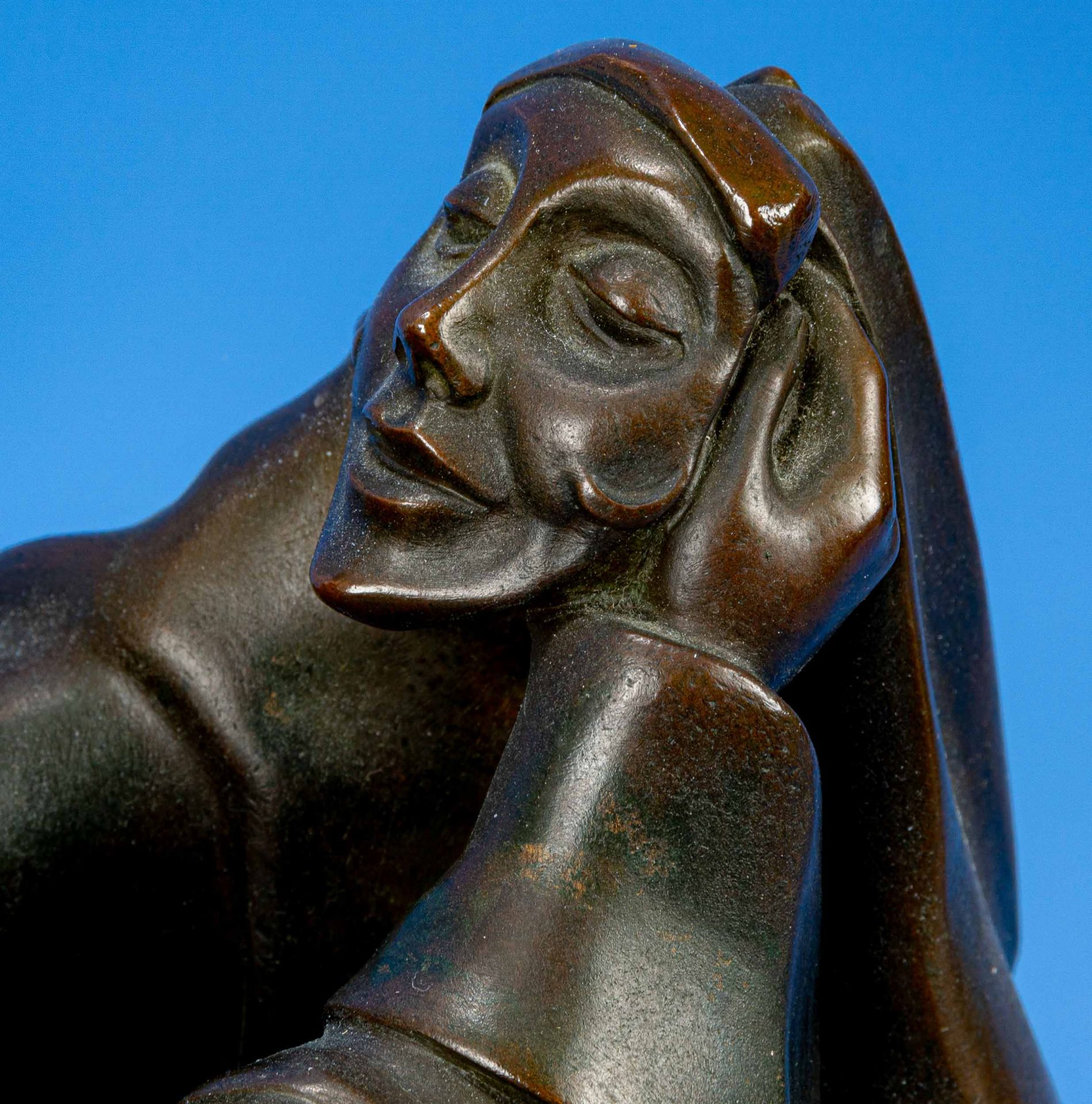 "Pierrot mit Maske" bzw. "Bajazzo mit Maske", bräunlich patinierte Bronze, Figur auf spitz-ovalem S - Bild 4 aus 15