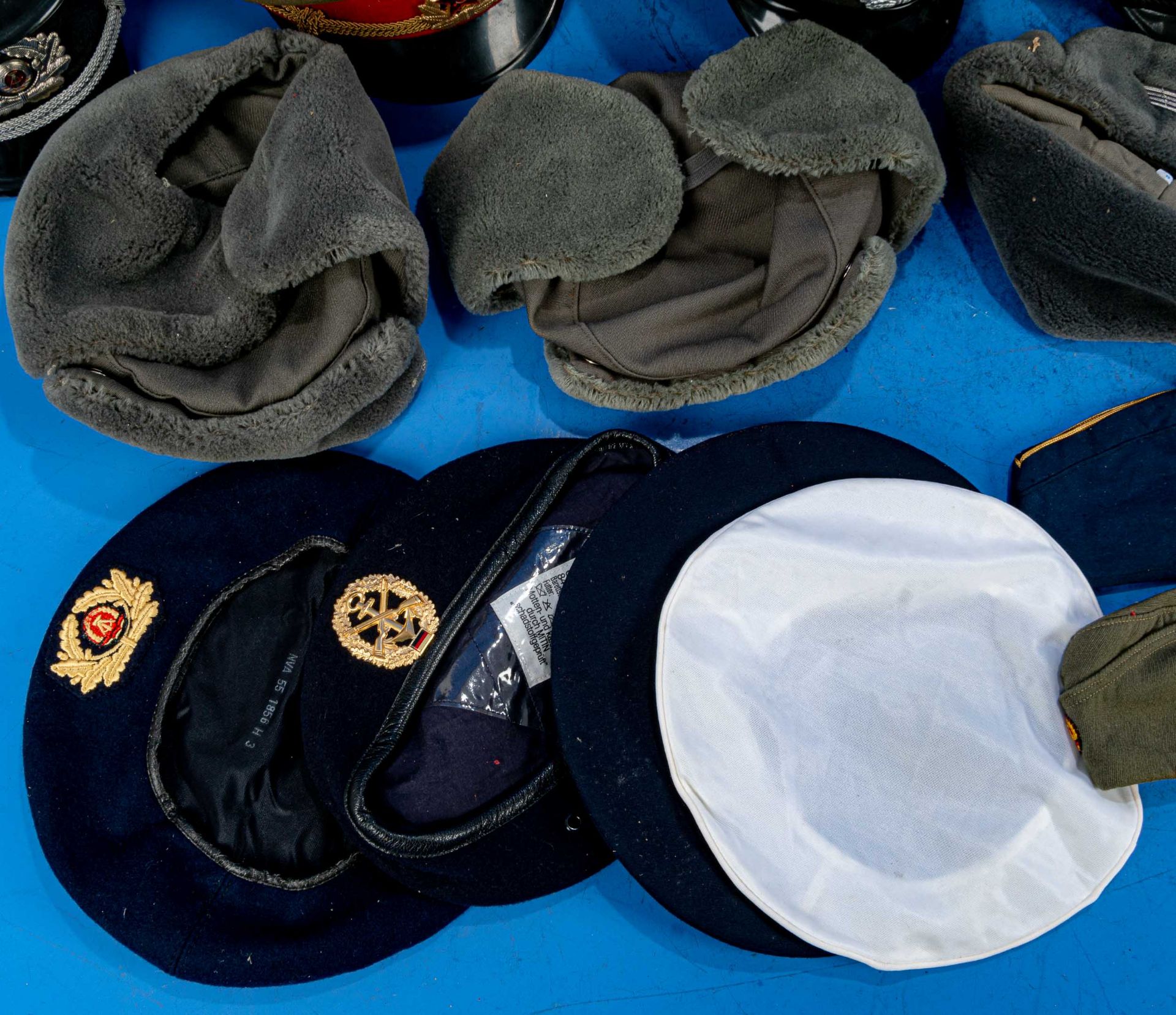 25teiliges Konvolut verschiedenster Kopfbedeckungen, überwiegend militärischer Herkunft, die Zeit n - Image 9 of 9
