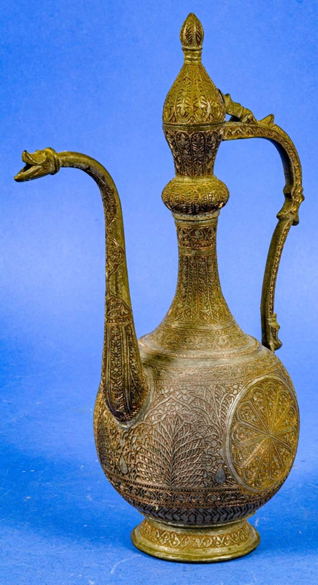 Äußerst aufwändig gravierte persische Deckelkanne, Kupfer, Höhe ca. 34,5 cm; Deckel sollte befestig - Bild 2 aus 9