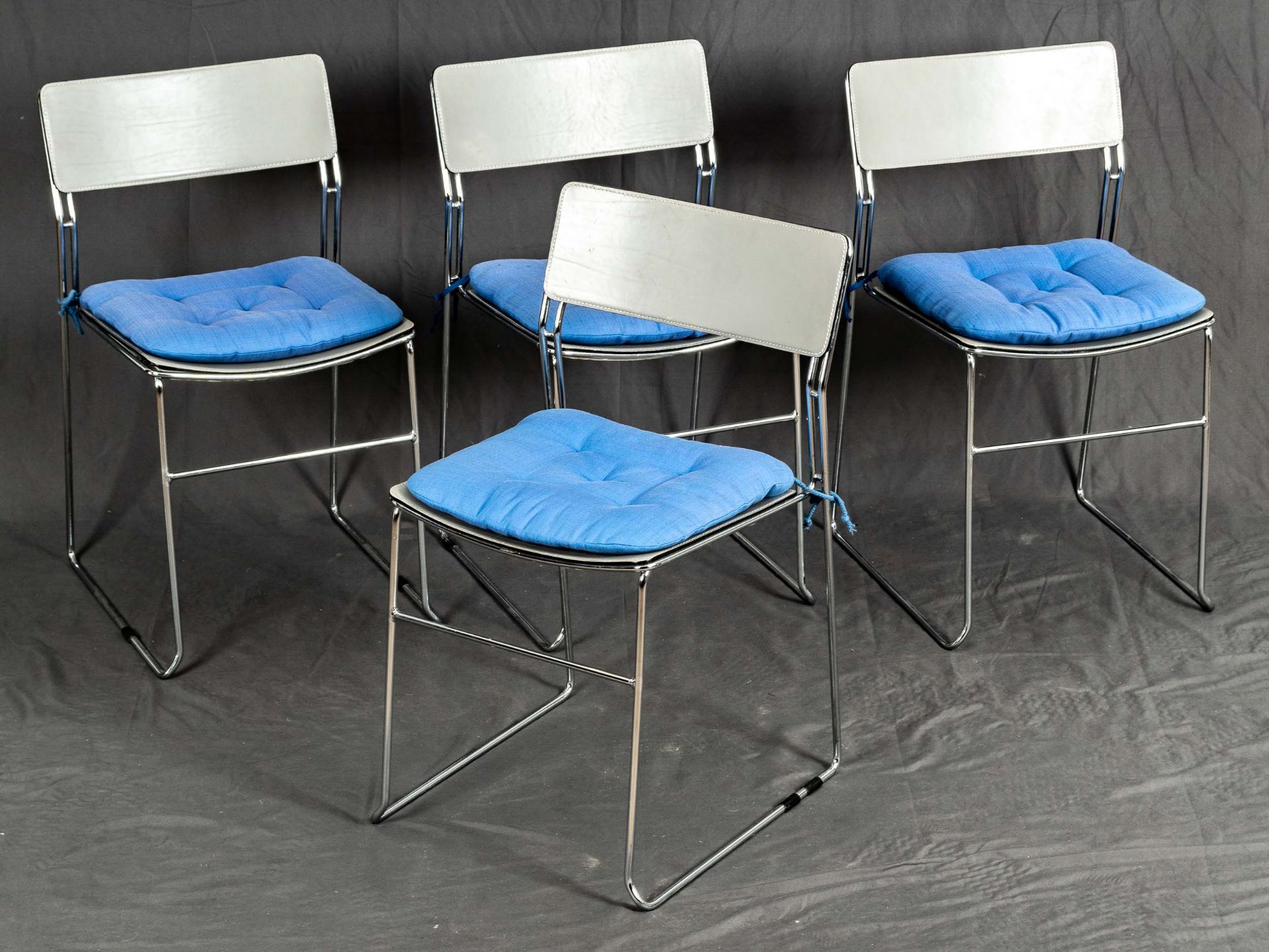 4 Stühle, verchromtes Rundstahlgestell mit abschraubbaren grauen Ledersitzflächen. Die Sitzflächen - Image 3 of 7