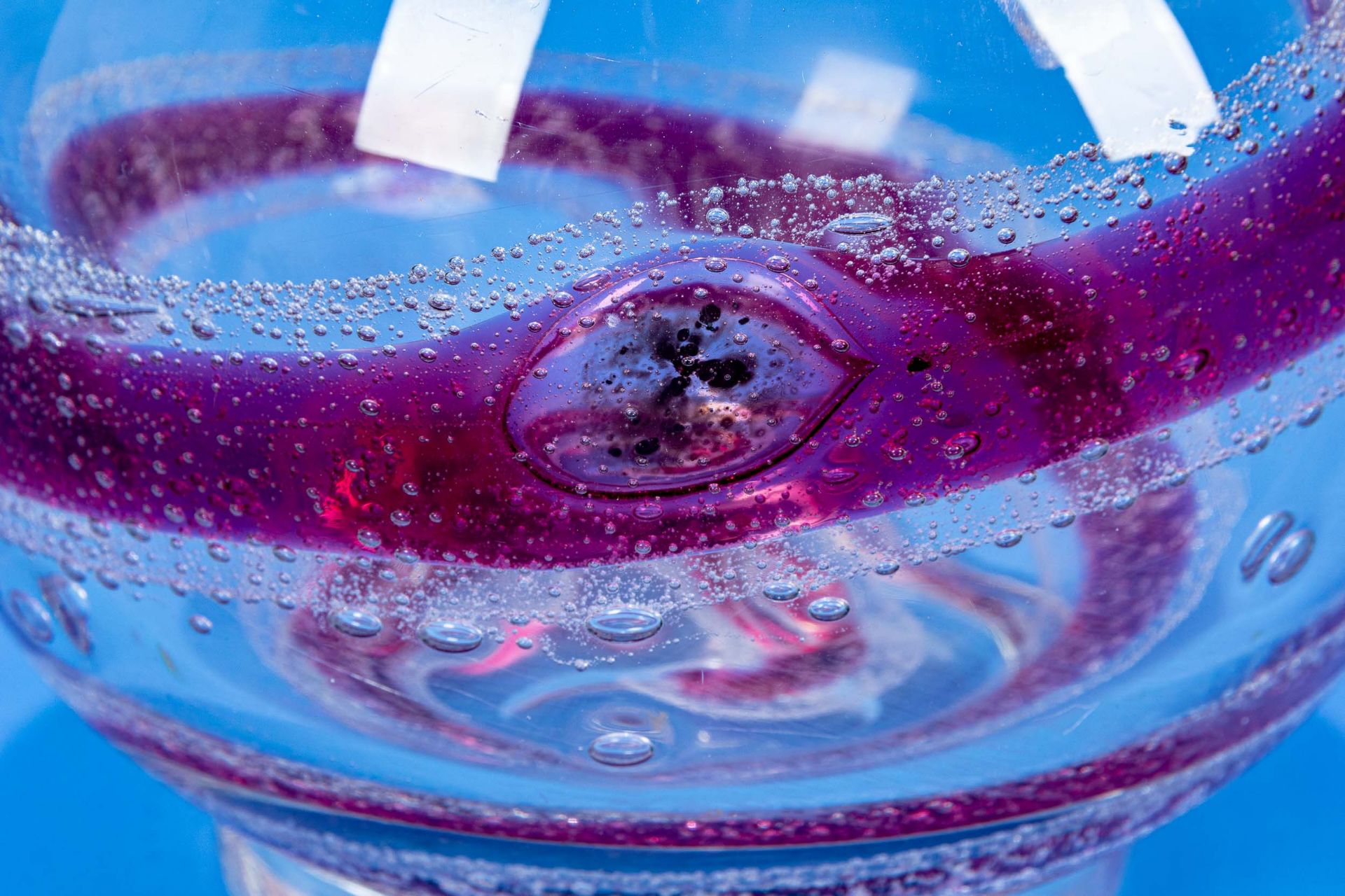 Birnenförmige Glasvase, dickwandiges, farbloses Glas mit rot-violettem eingeschmolzenem Banddekor; - Image 5 of 5
