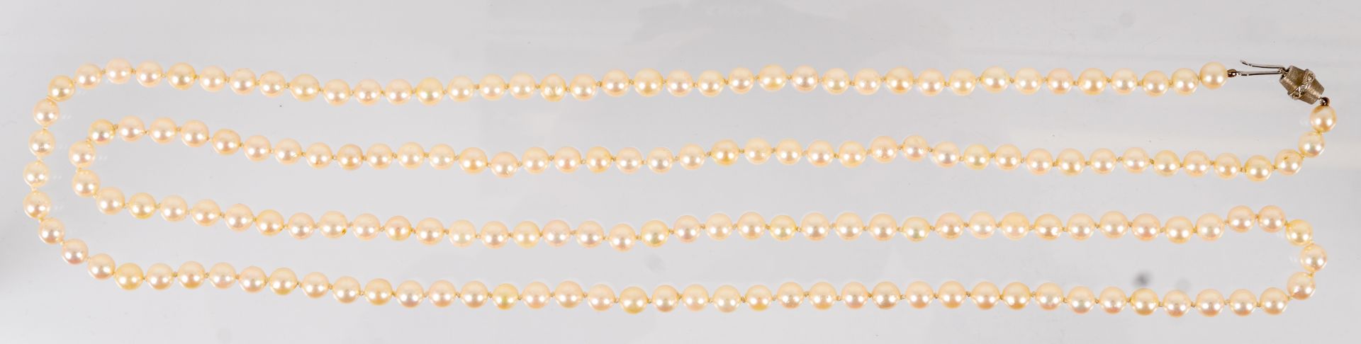 Sehr lange, elegante Perlenkette mit 585er Weißgold-Sicherheitsverschluss mit Brillantbesatz. Perle