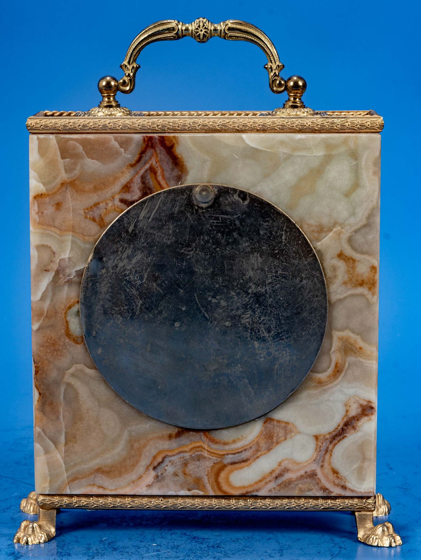 Dekorative Tischuhr. Onyx und Messinggehäuse, ungeprüftes "JUNGHANS"-Quarzwerk. Höhe ca. 21,5 cm. - Image 5 of 6