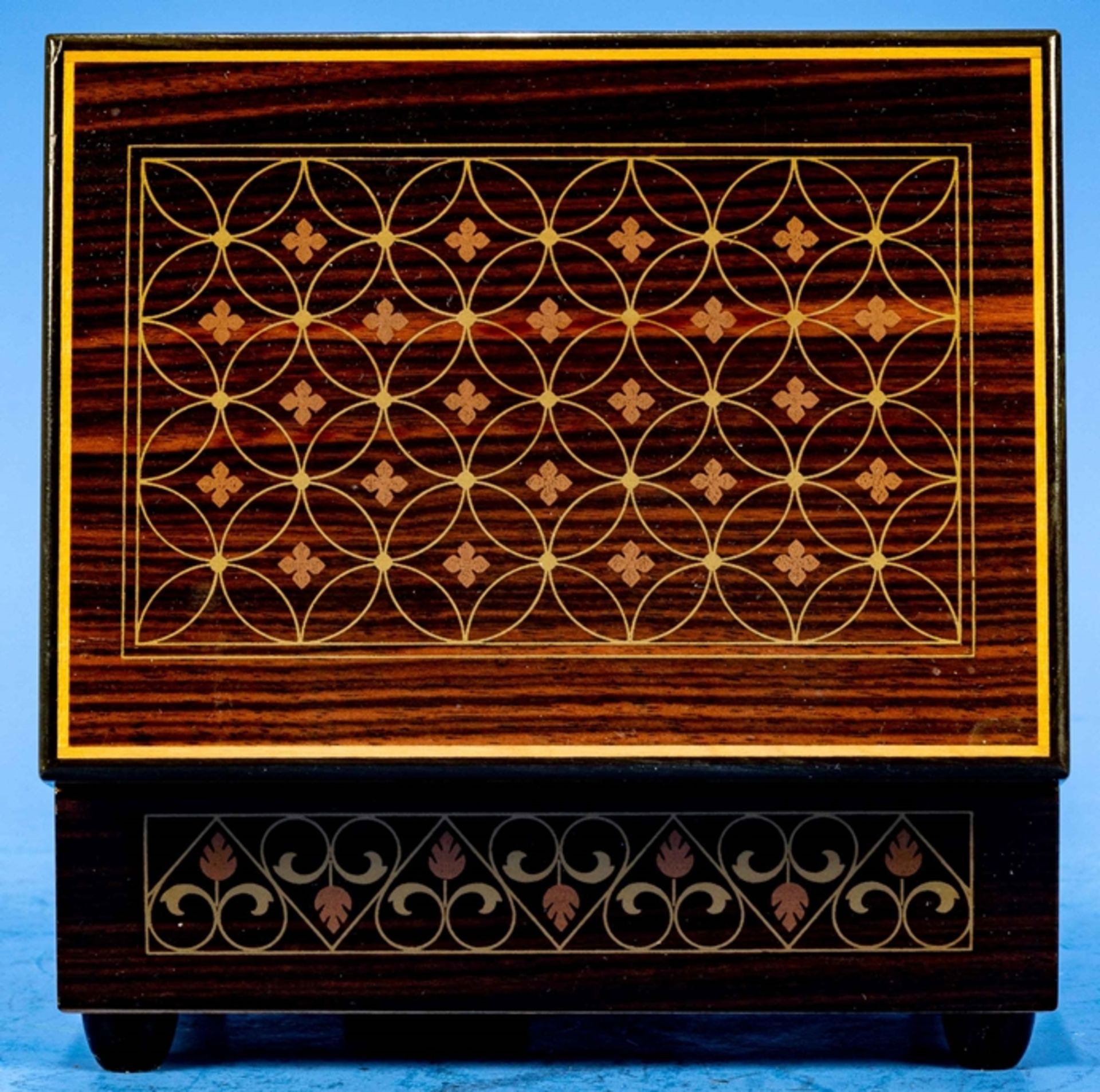 Edle Spieluhr als Schmuckschatulle, aufwändig verziertes, lackiertes Nussbaumkästchen mit funktions - Bild 5 aus 8
