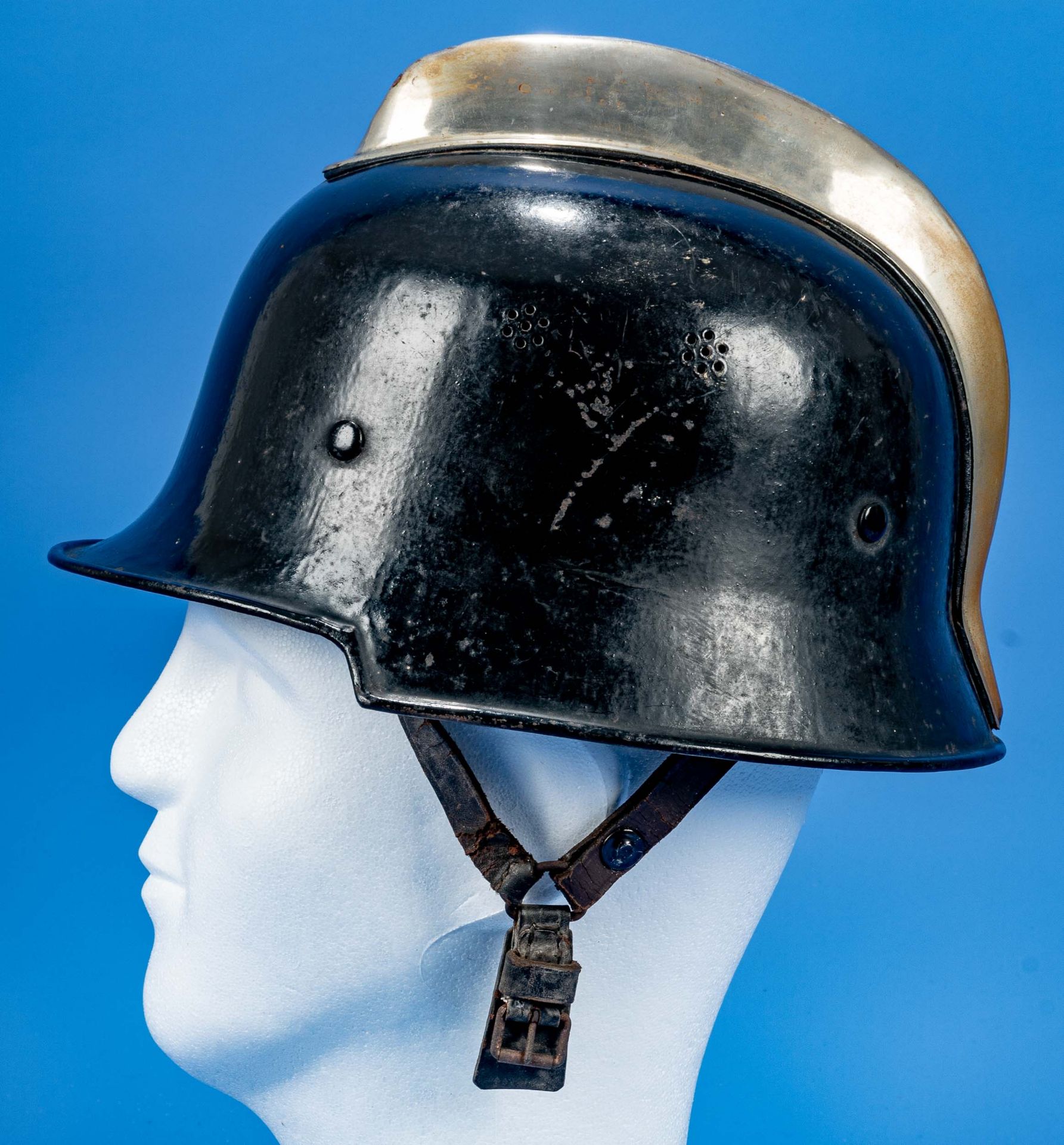 Älterer Feuerwehrhelm, schwarz lackierte Haube, innen mit Lederriemung. - Bild 4 aus 6