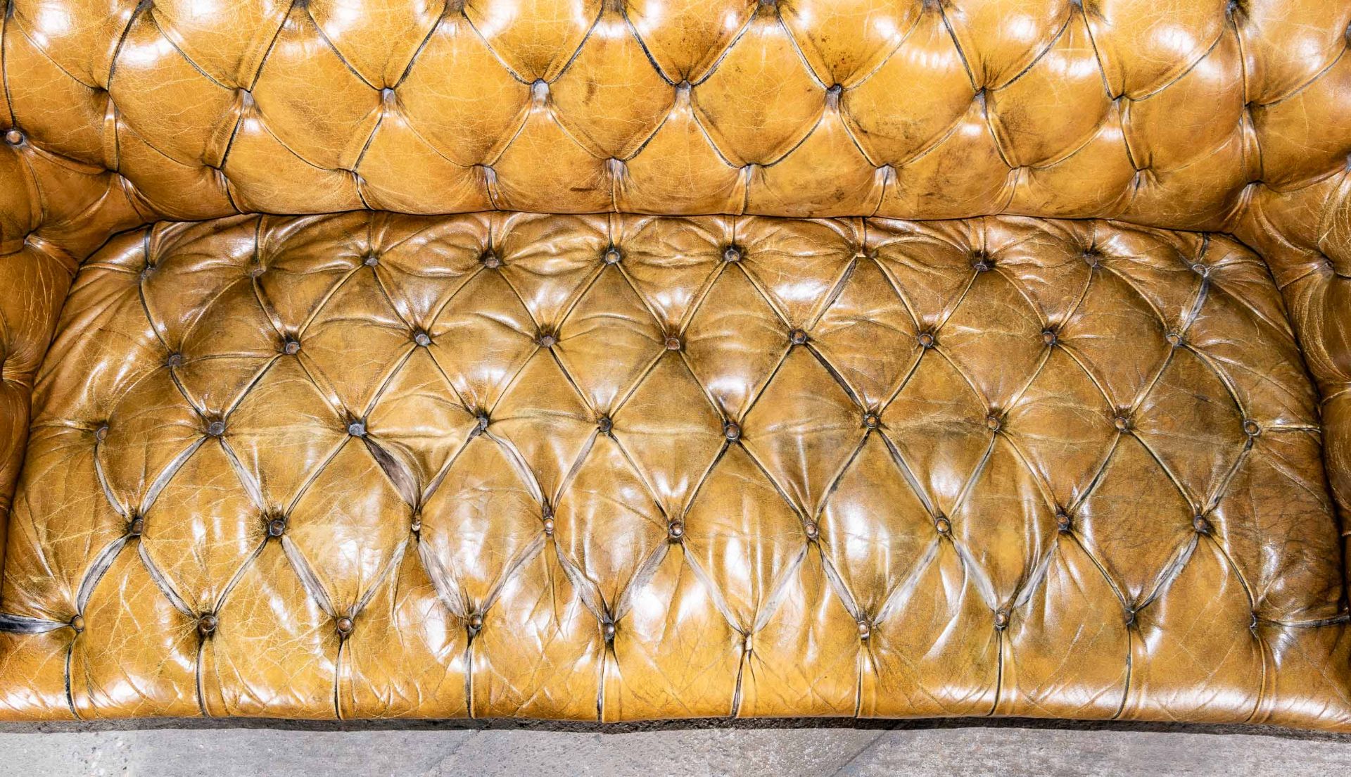 Chesterfield-Sofa, braunes Leder mit typischer Knopfheftung; guter, gebrauchter, unperfekter Erhalt - Image 9 of 12