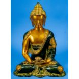 Sitzender Buddha, ostasiatischer Raum, grün-golden patinierter Bronzeguss, freistehend gearbeitet;