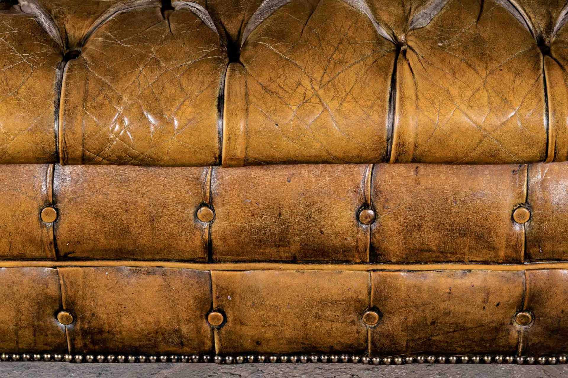 Chesterfield-Sofa, braunes Leder mit typischer Knopfheftung; guter, gebrauchter, unperfekter Erhalt - Bild 4 aus 12