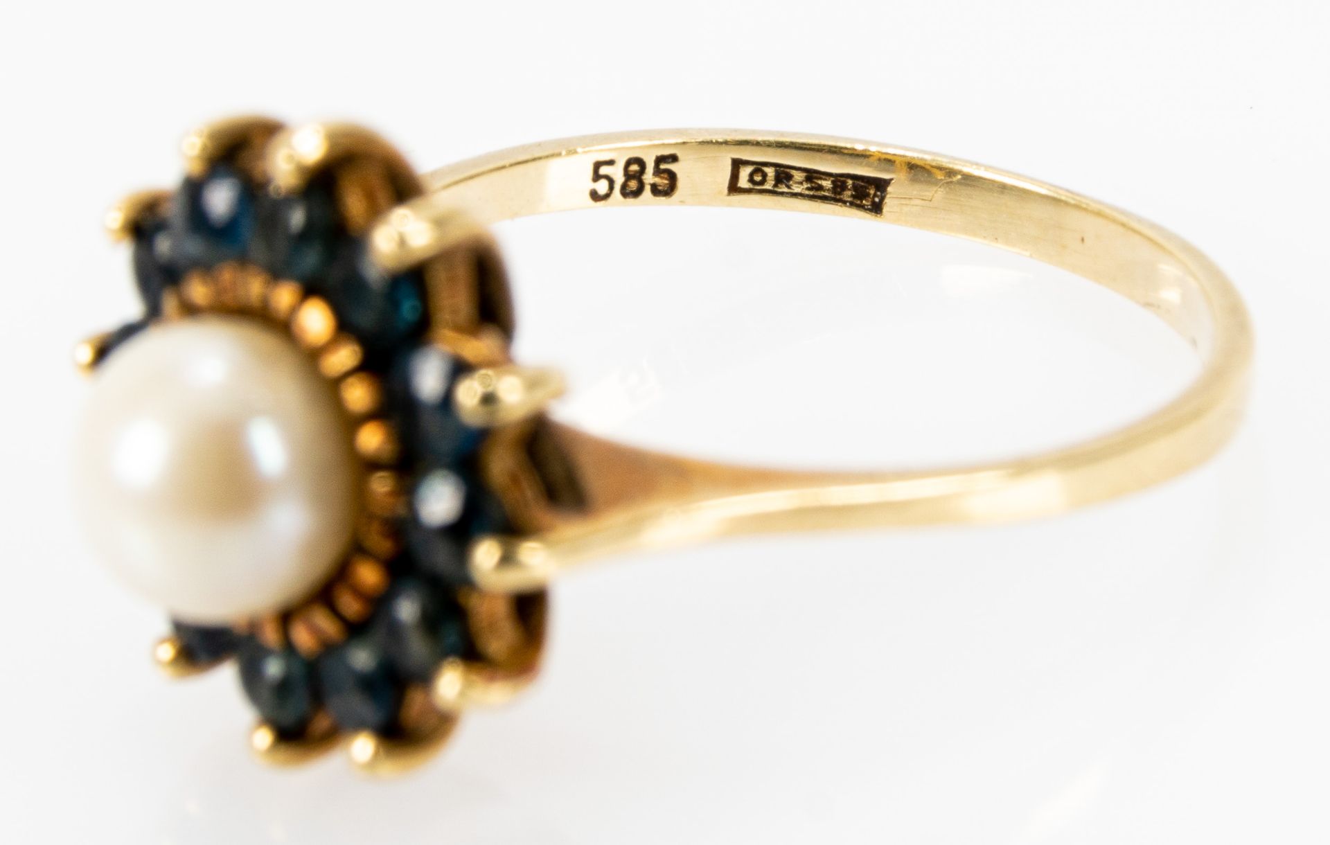 Blütenförmiger Damenring, zarte 585er Gelbgoldfassung, mittig von Perle besetzt und von 12 Saphirsp - Image 4 of 5