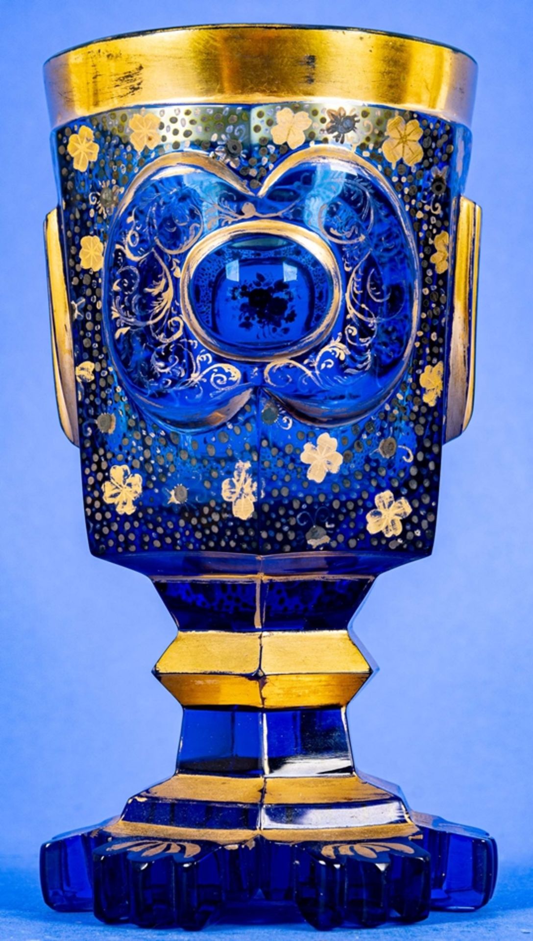 Äußerst aufwändiger schwerer Pokalglasbecher aus dickwandigem Blauglas mit detailreichen handgemalt - Image 4 of 12