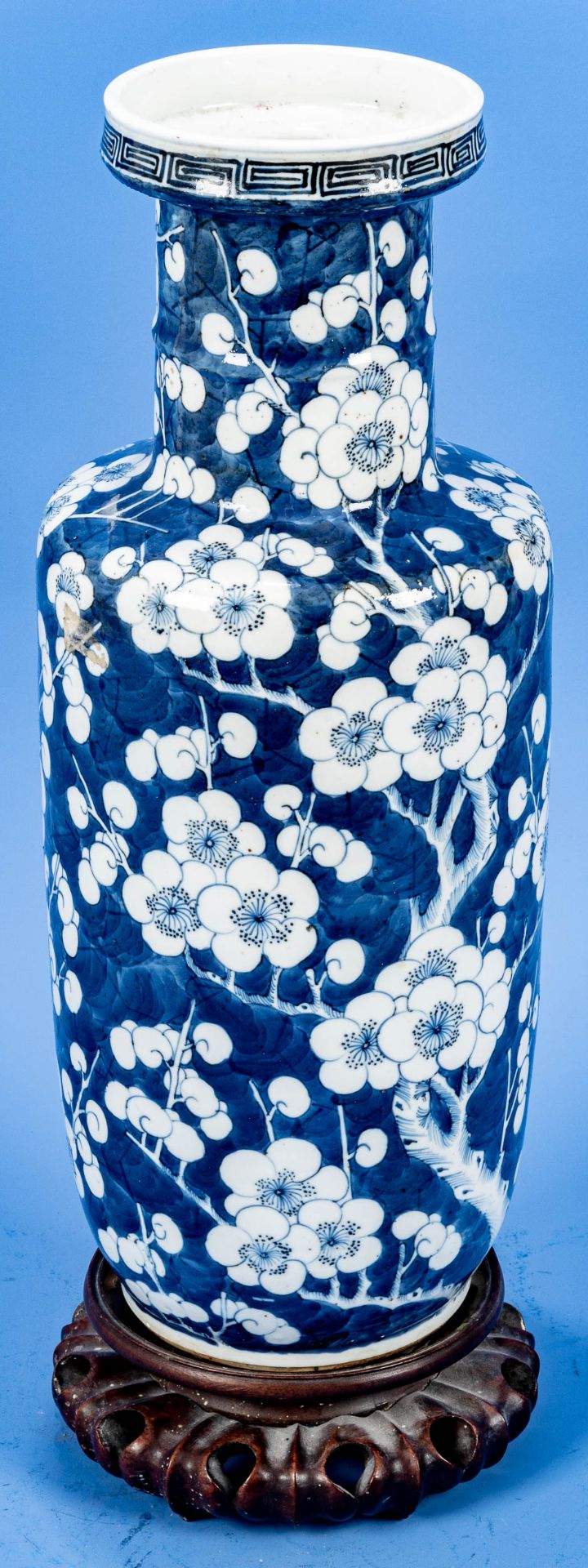 Antike Vase mit Päonien-Dekor, China Anfang 20. Jhdt., ungemarktes chinesisches Weißporzellan in Bl - Bild 2 aus 11