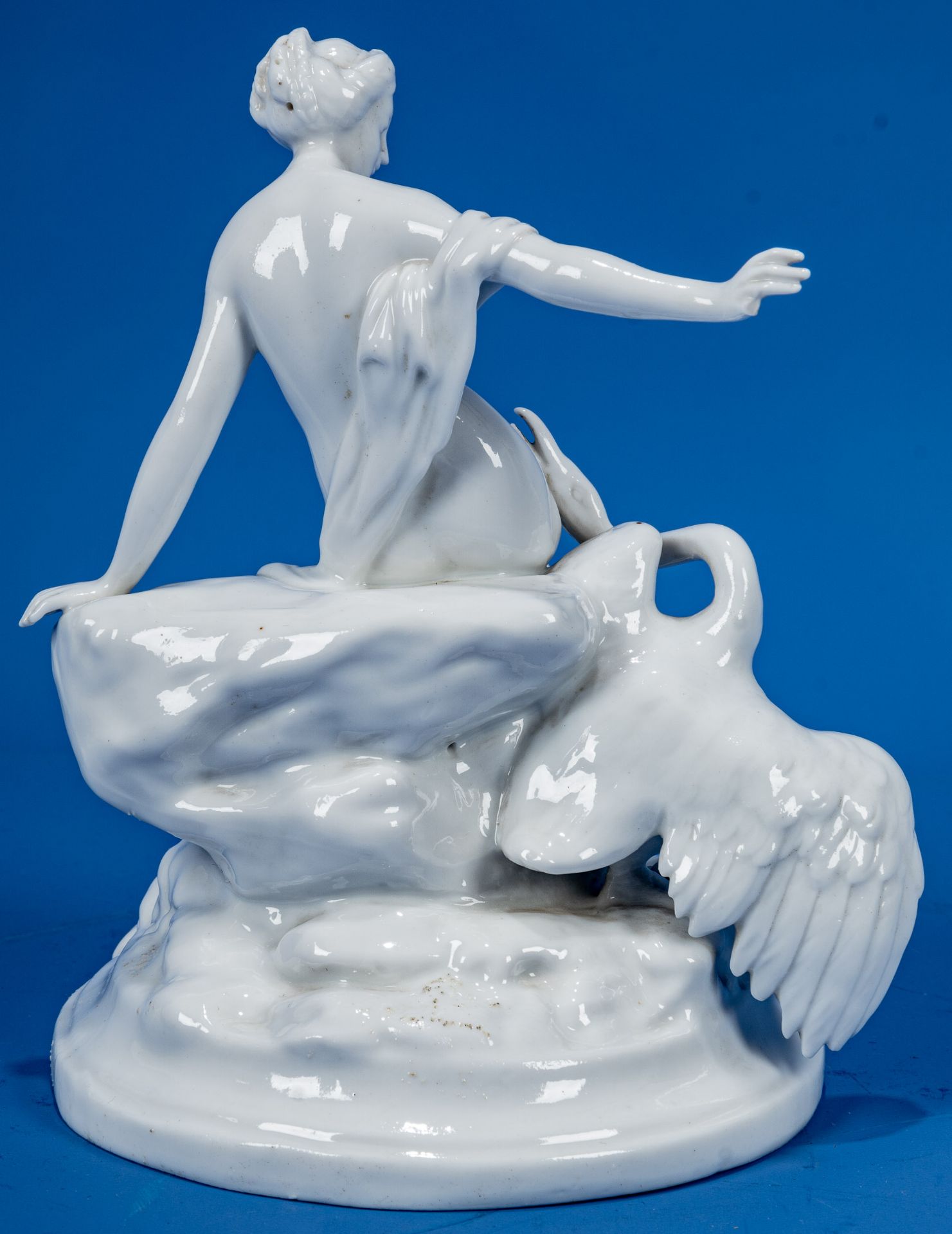 "Leda mit dem Schwan", weißglasierte Porzellanfigur, wohl Thüringen 20. Jhdt., der kleine Finger de - Image 5 of 11