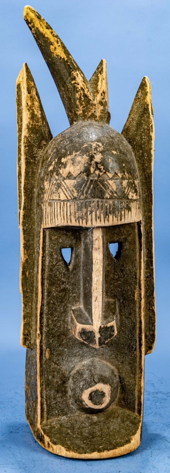 Afrikanische Holzmaske mit Resten alter Farbfassung, Länge ca. 67 cm; unvollständiger Erhalt, Schäd - Bild 2 aus 5