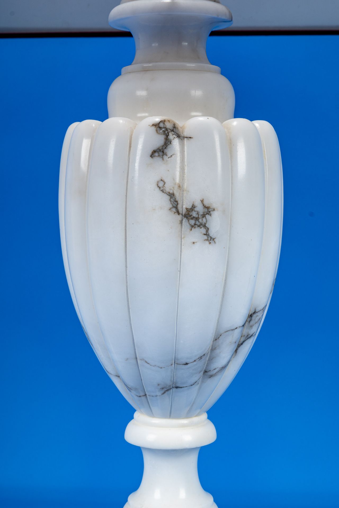 Stilvolle Tischlampe, weißer Marmorsäulenfuß auf mehrfach getrepptem quadratischem Sockel, sehr sch - Image 4 of 9