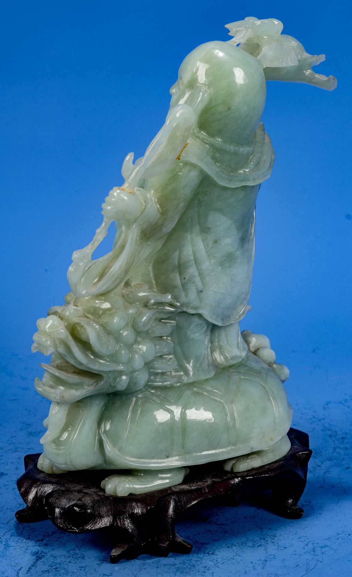 "Buddha auf Drachenkopf-Schildkröte", aus hellgrüner Jade gearbeitete, stehende Figur auf hölzernem - Bild 7 aus 11