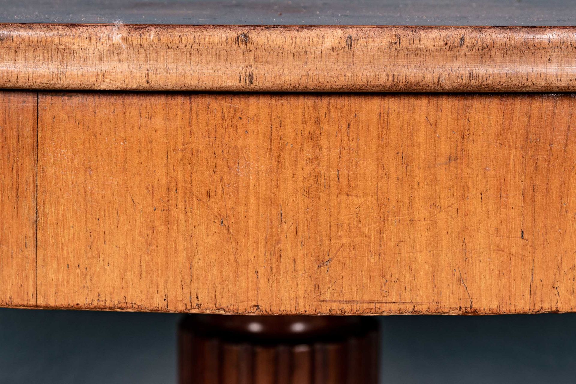 Ausziehbarer ovaler Esstisch, Historismus um 1900. Ovale, mittig geteilte ausziehbare Tischplatte a - Bild 7 aus 11