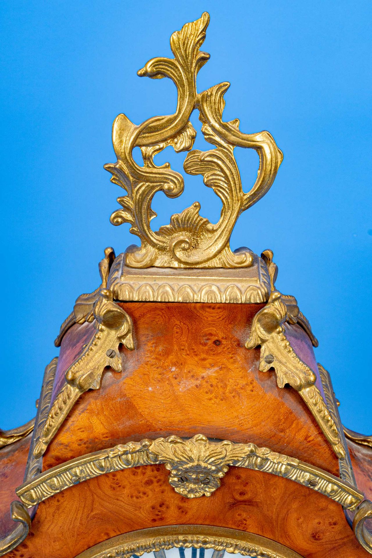 Dekorative Cartel-Uhr, 2. Hälfte 20. Jhdt., Wurzelholz furniertes, lackiertes Holzgehäuse mit aufwä - Image 3 of 10