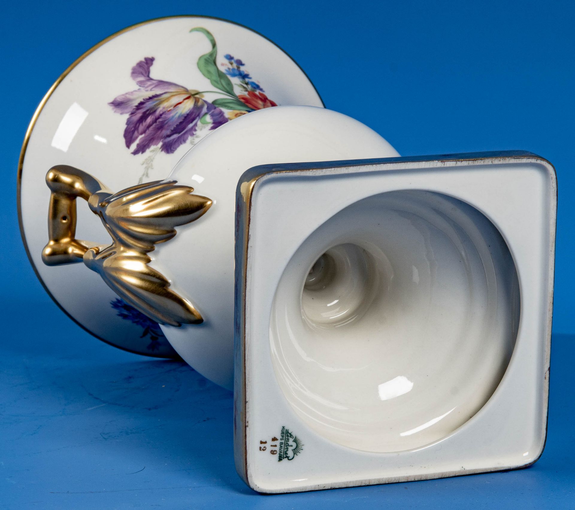 Urnenhenkelvase, Lindner Kueps; Weißporzellan mit polychromer Blütenstaffage und reichem Golddekor; - Image 8 of 9