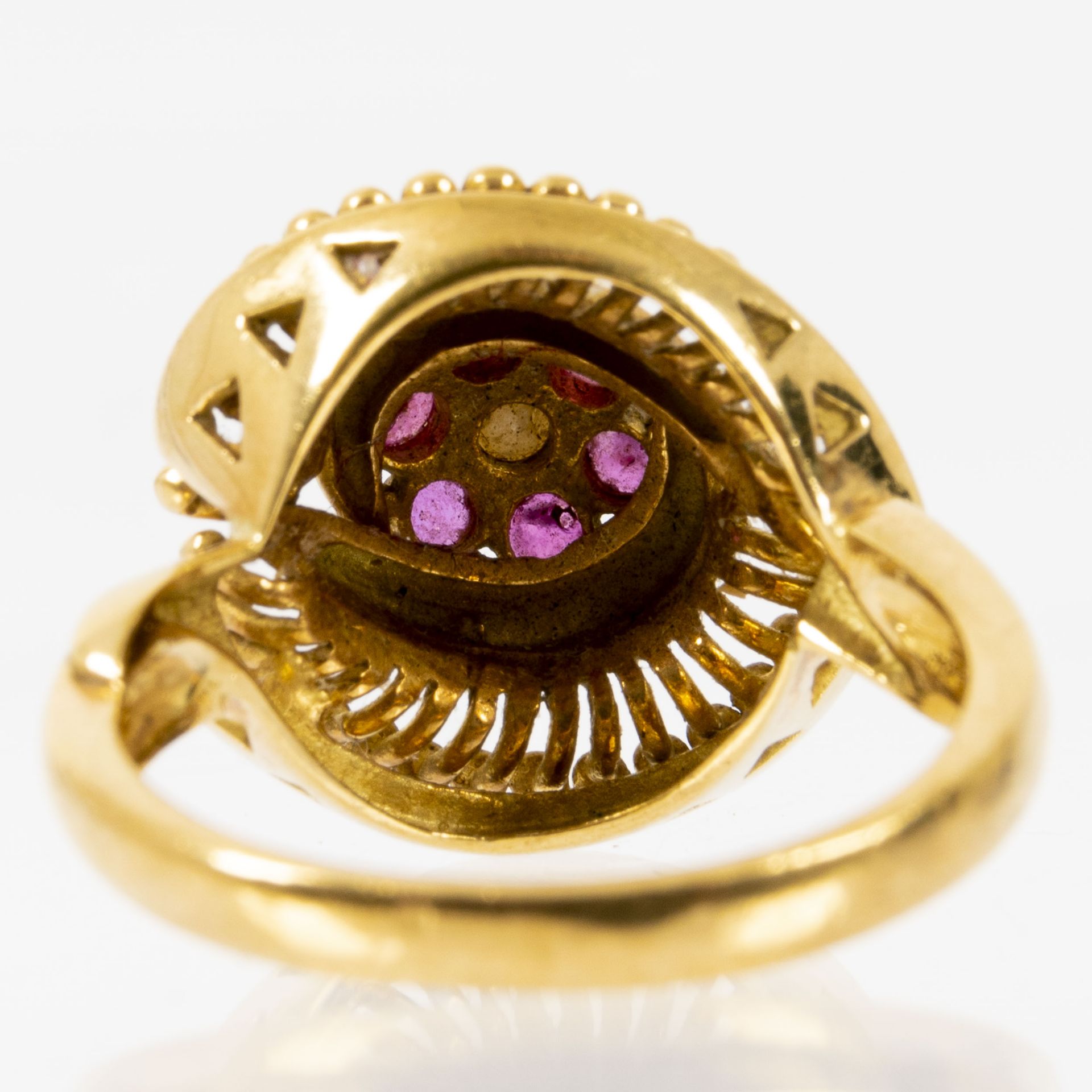 Prächtiger blütenförmiger 18K Gelbgold-Ring mittig mit Perle besetzt und von Rubinsplitterbesatz um - Image 5 of 7