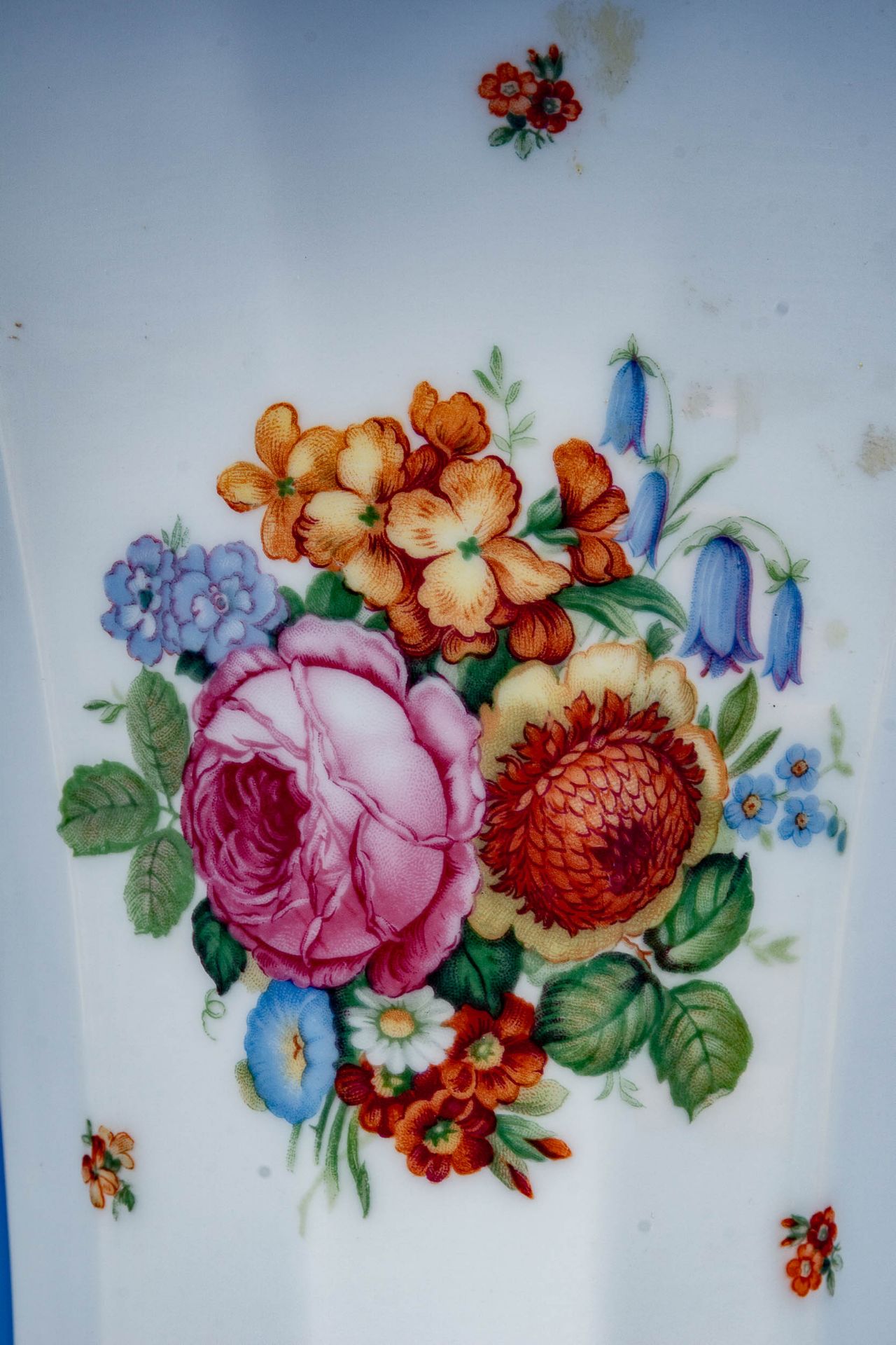 Große Rosenthal-Tischvase, trichterförmiges Weißporzellan mit polychromem Blütendekor, plastischer  - Bild 3 aus 7