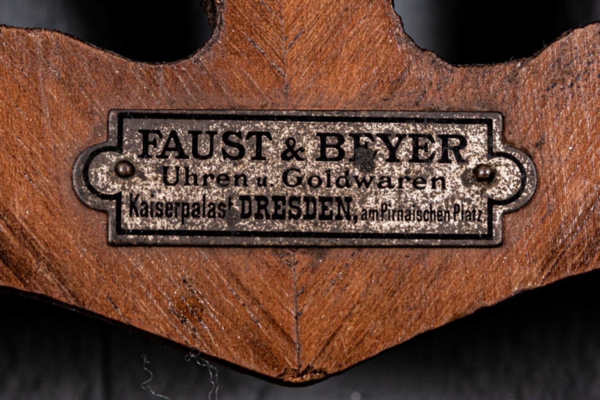 Wanduhr, Jugendstil, Nussbaum, Herstelleretikett: Faust & Meyer, Dresden. Ziffernblatt mit Messingu - Image 6 of 8