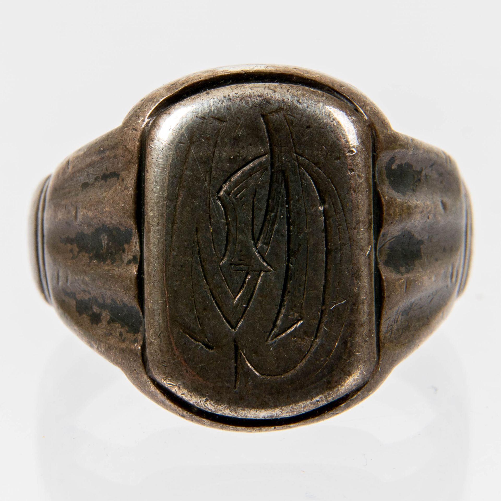 800er Silber Siegelring, Innendurchmesser ca. 21 mm. Ca. 17,5 gr., Ringplatte graviert. - Image 2 of 4