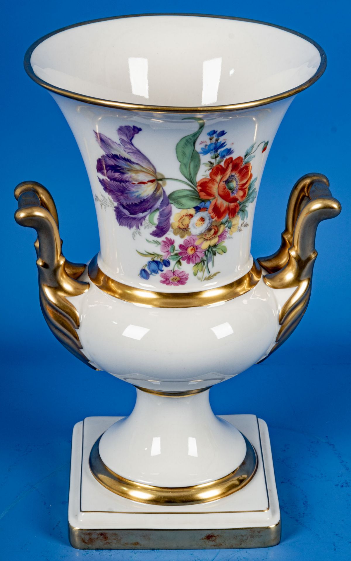 Urnenhenkelvase, Lindner Kueps; Weißporzellan mit polychromer Blütenstaffage und reichem Golddekor;