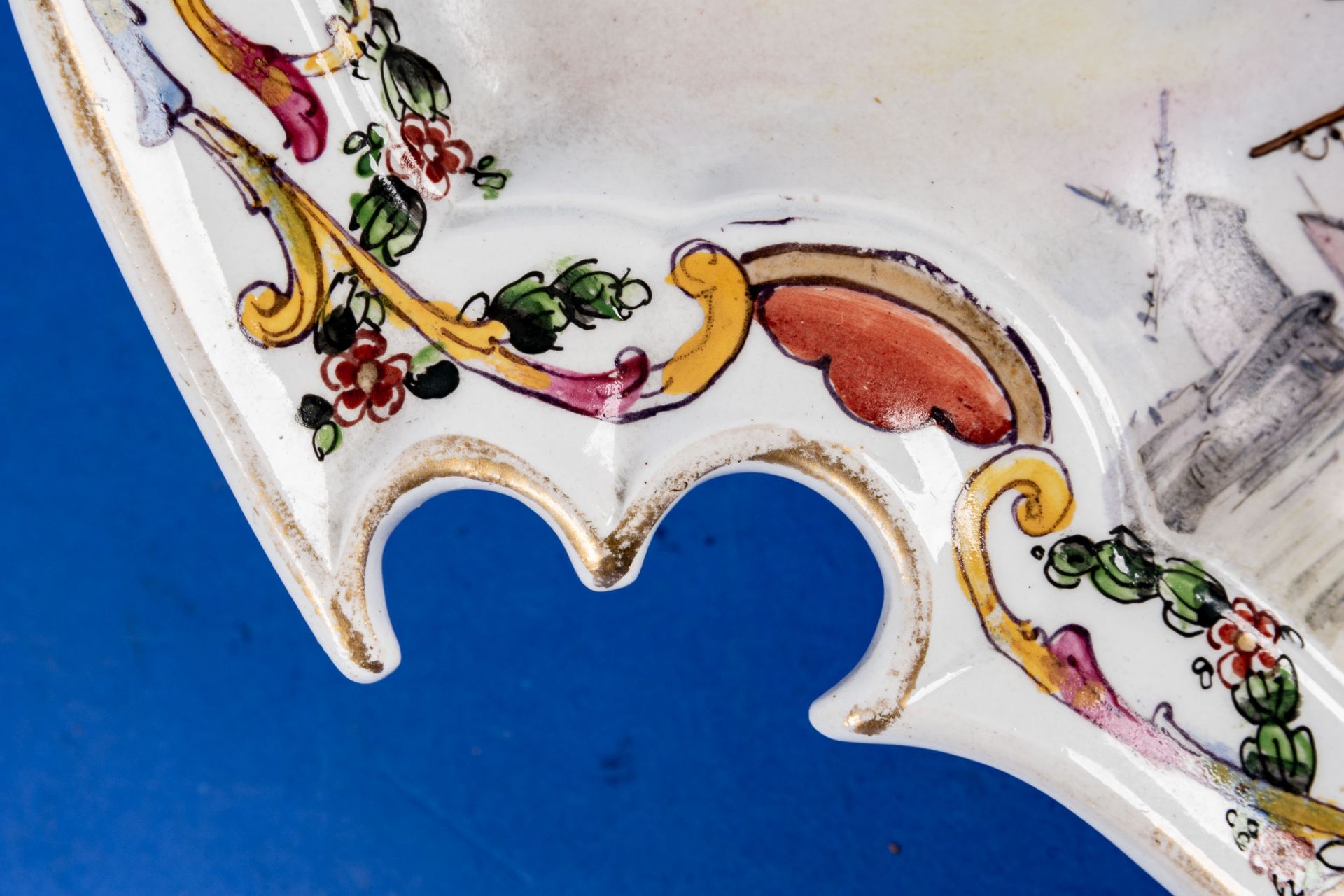 Dekorative antike Schale in Wappenform, polychrom staffiert, Fond mit Kauffahrtei-Szenerie. Vergold - Bild 4 aus 8