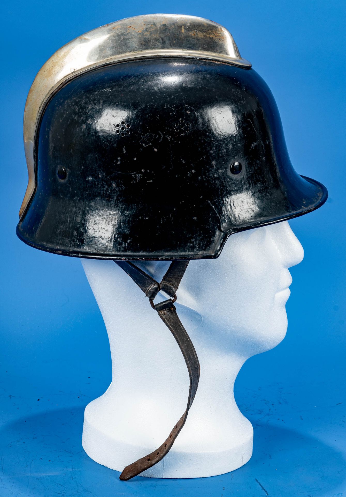 Älterer Feuerwehrhelm, schwarz lackierte Haube, innen mit Lederriemung. - Image 2 of 6