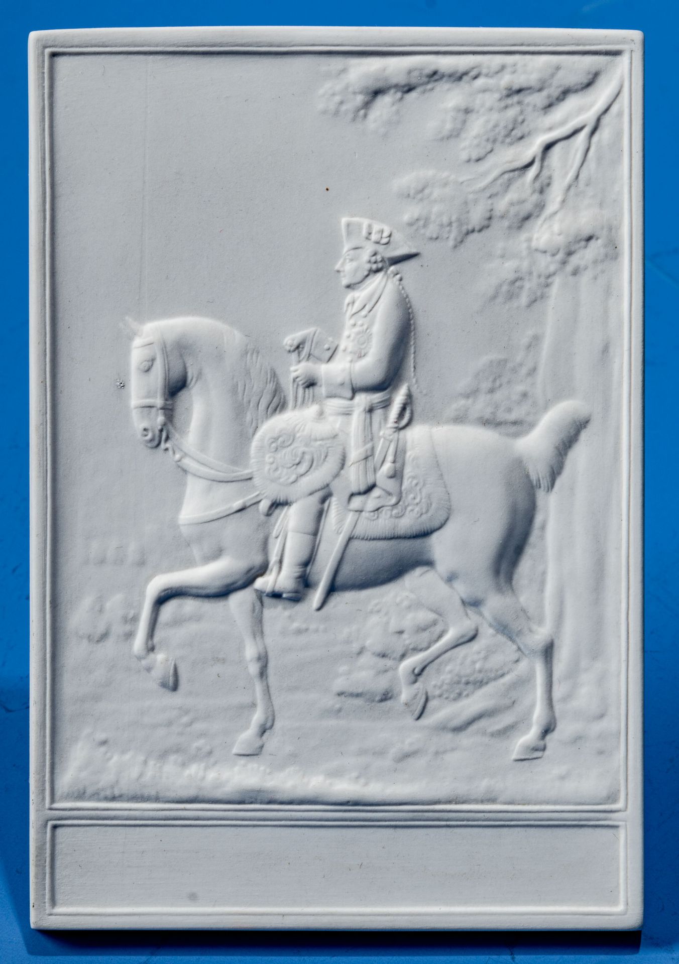 "Friedrich der Große zu Pferd", hoch rechteckige Bisquitporzellan-Relief-Bildplatte der KPM Berlin,