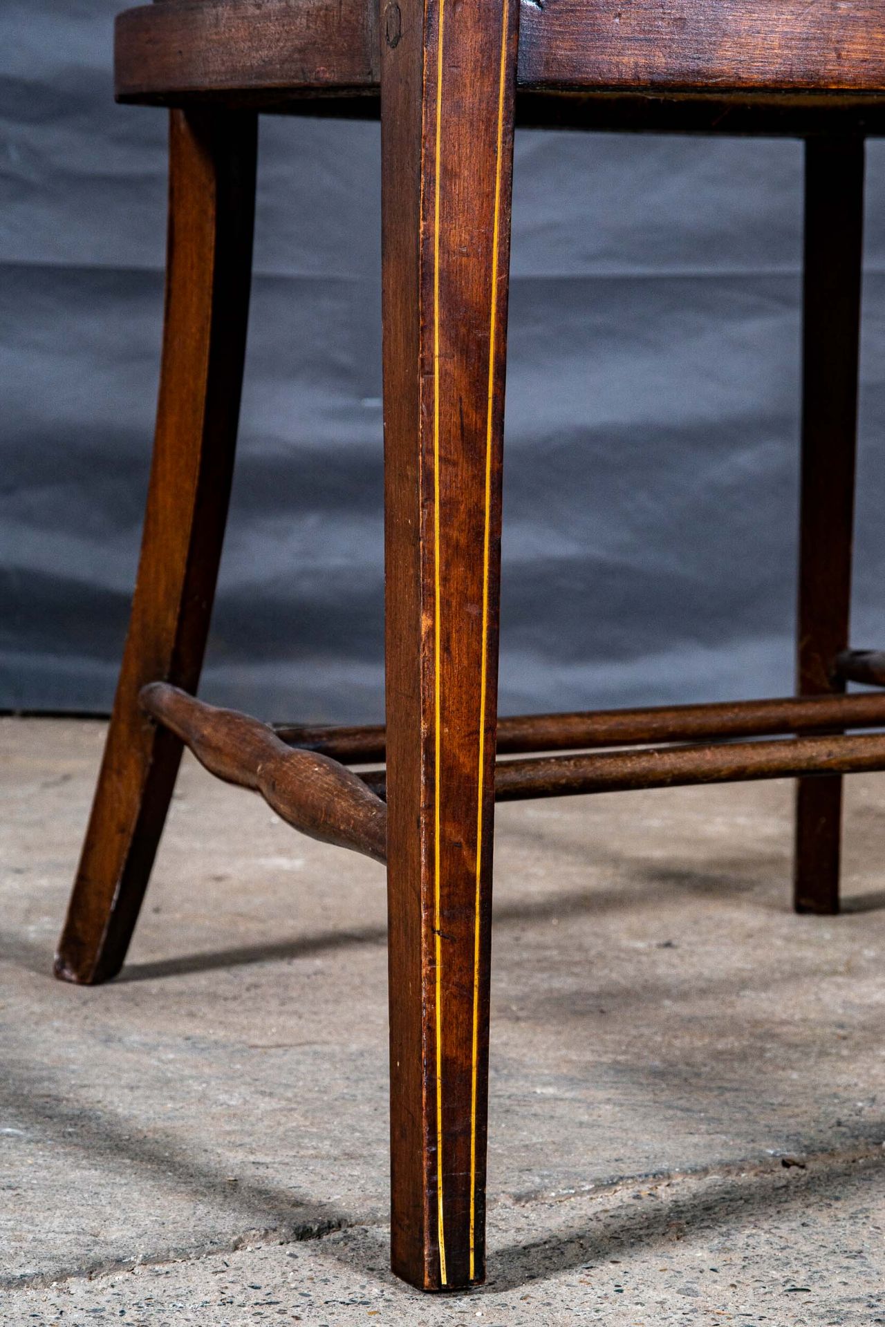 Antiker Armlehnstuhl, nussbaumfarbiges Hartholzgestell mit stoffbezogenem Flachpolster; guter, unre - Bild 3 aus 11