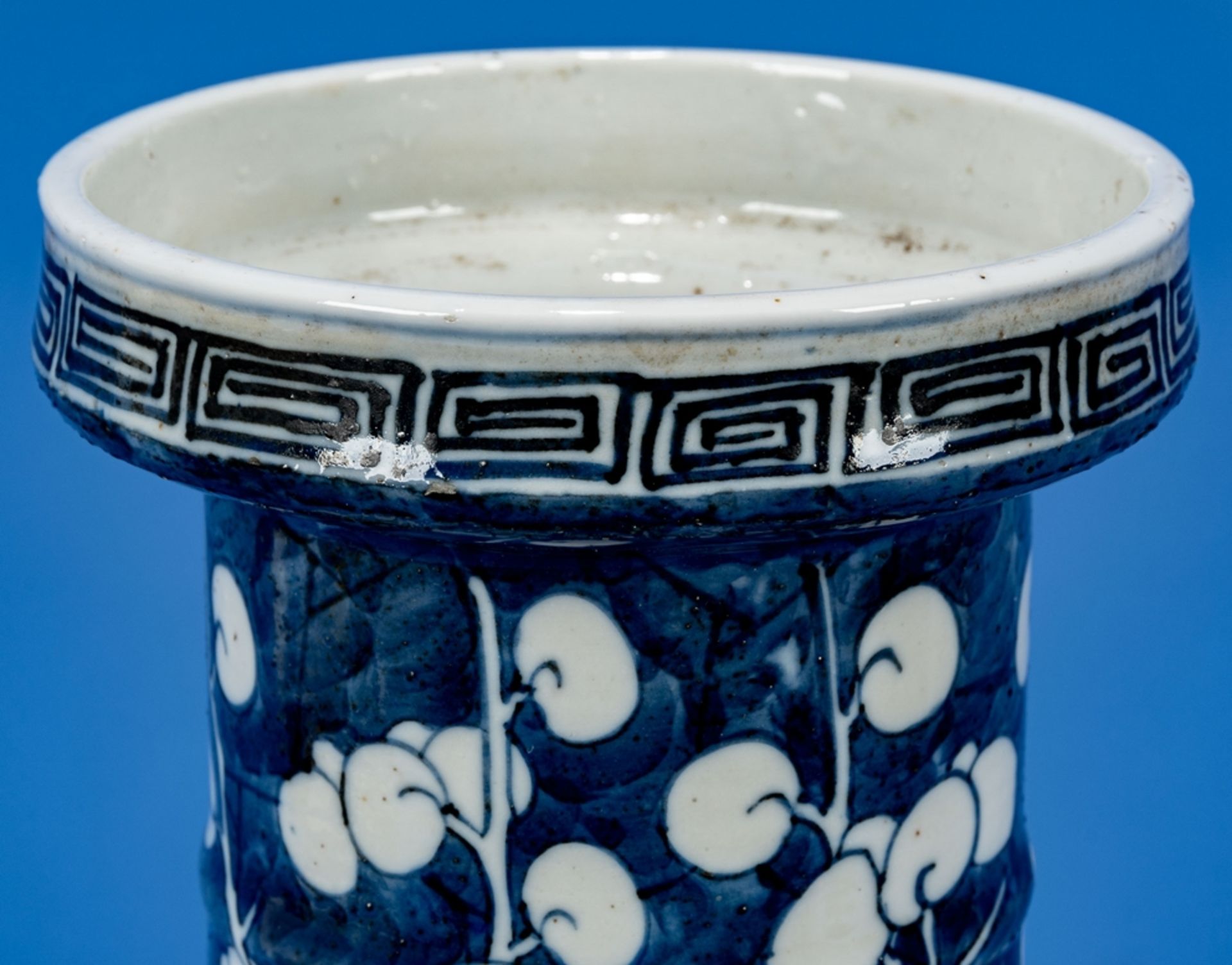 Antike Vase mit Päonien-Dekor, China Anfang 20. Jhdt., ungemarktes chinesisches Weißporzellan in Bl - Bild 7 aus 11