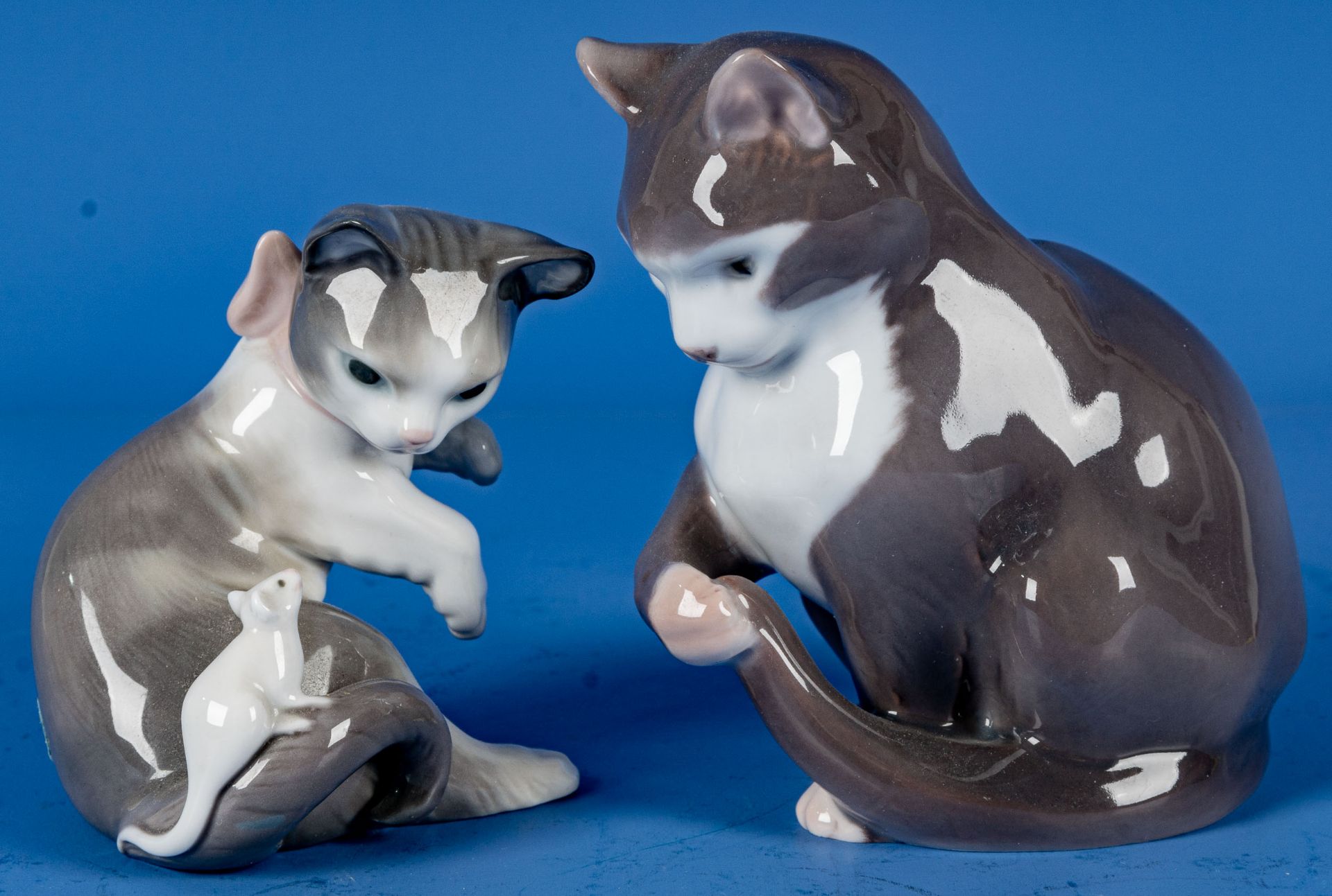 2 Katzenfiguren: 1 x Lladro "Katz & Maus" (Höhe ca. 8 cm) und "ihren Schwanz kämmende Katze" der Ma