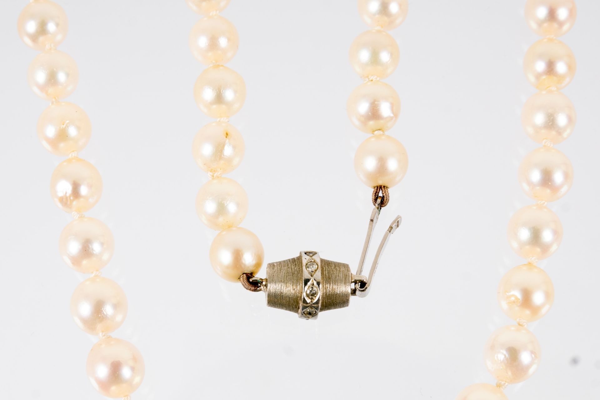 Sehr lange, elegante Perlenkette mit 585er Weißgold-Sicherheitsverschluss mit Brillantbesatz. Perle - Image 3 of 6