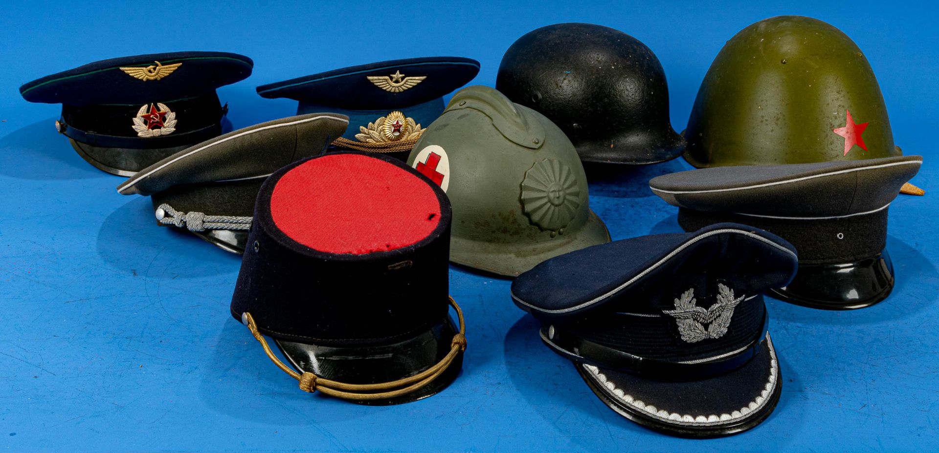 9teiliges Konvolut versch. militärischer Kopfbedeckungen,die Zeit nach 1945 betreffend; versch. Alt - Image 2 of 6