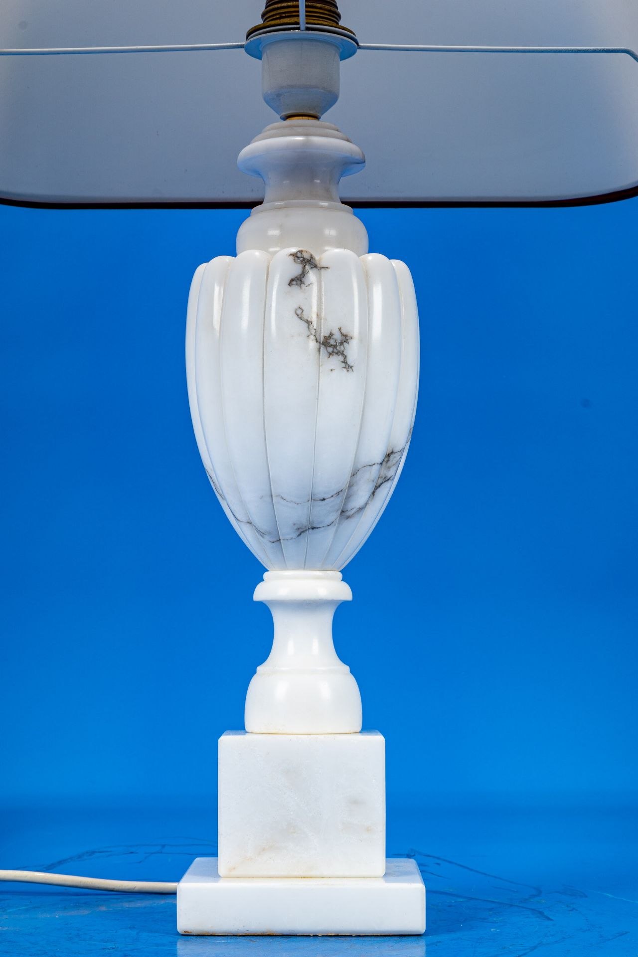 Stilvolle Tischlampe, weißer Marmorsäulenfuß auf mehrfach getrepptem quadratischem Sockel, sehr sch - Image 3 of 9