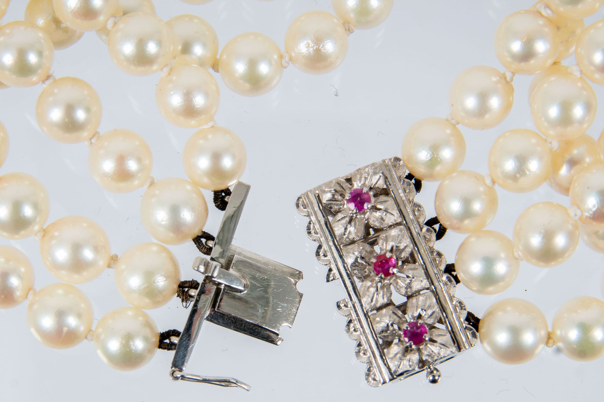 Prächtiges 4reihiges Zuchtperlenarmband, einzeln geknotete Perlen mit silbrig-weißem Lüster (Durchm - Image 5 of 7