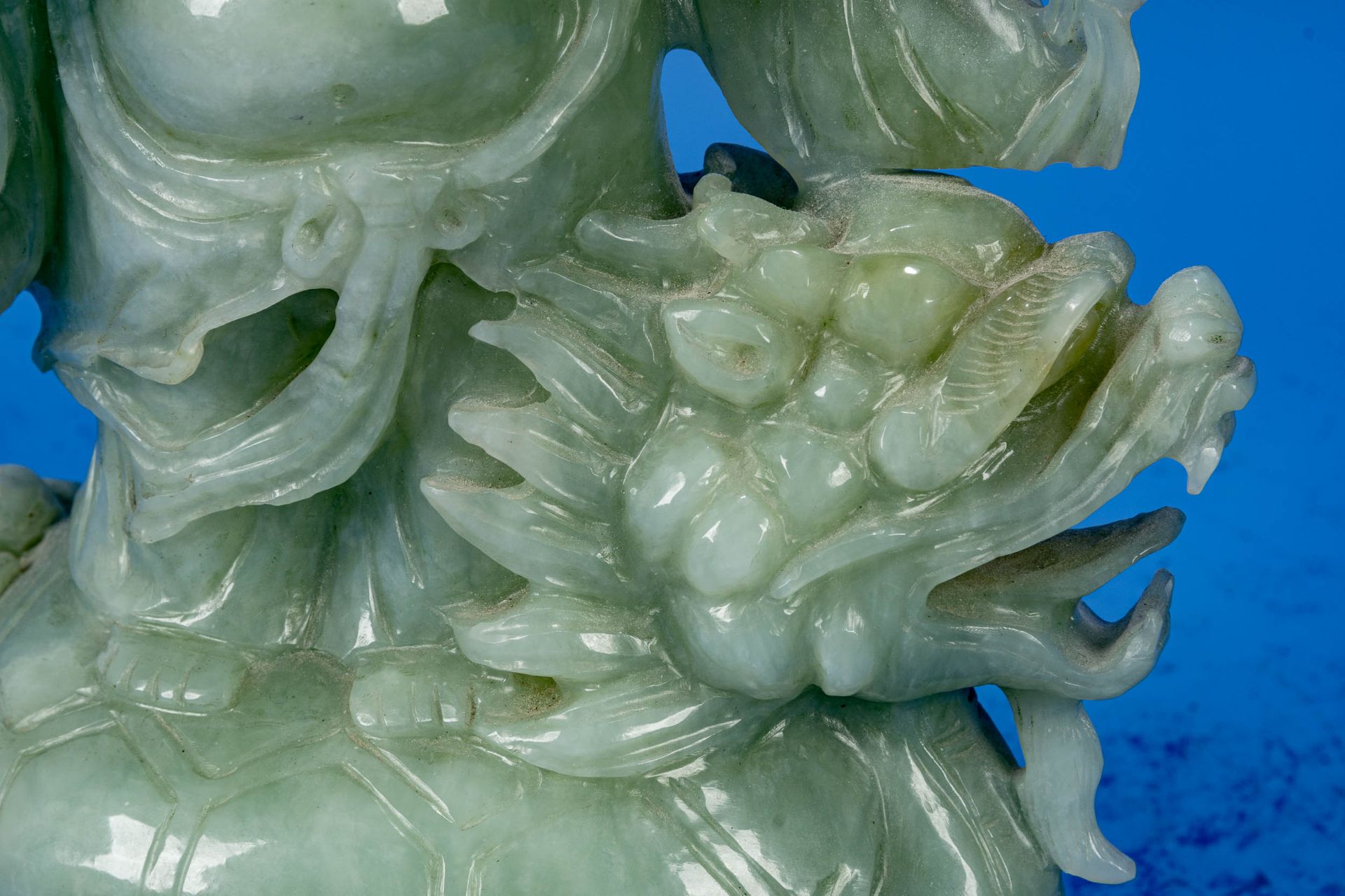 "Buddha auf Drachenkopf-Schildkröte", aus hellgrüner Jade gearbeitete, stehende Figur auf hölzernem - Bild 4 aus 11