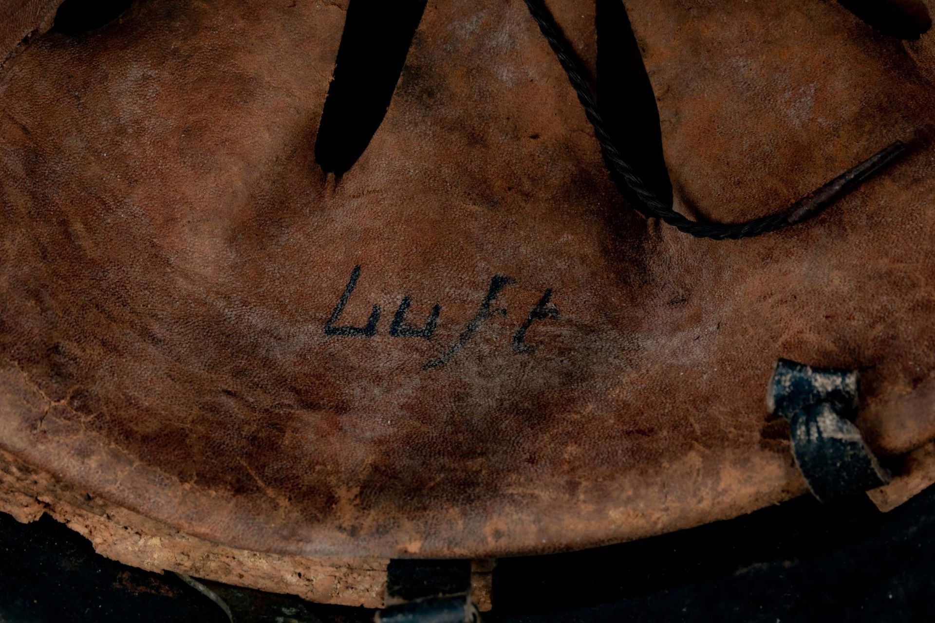 Älterer Feuerwehrhelm, schwarz lackierte Haube, innen mit Lederriemung. - Bild 6 aus 6