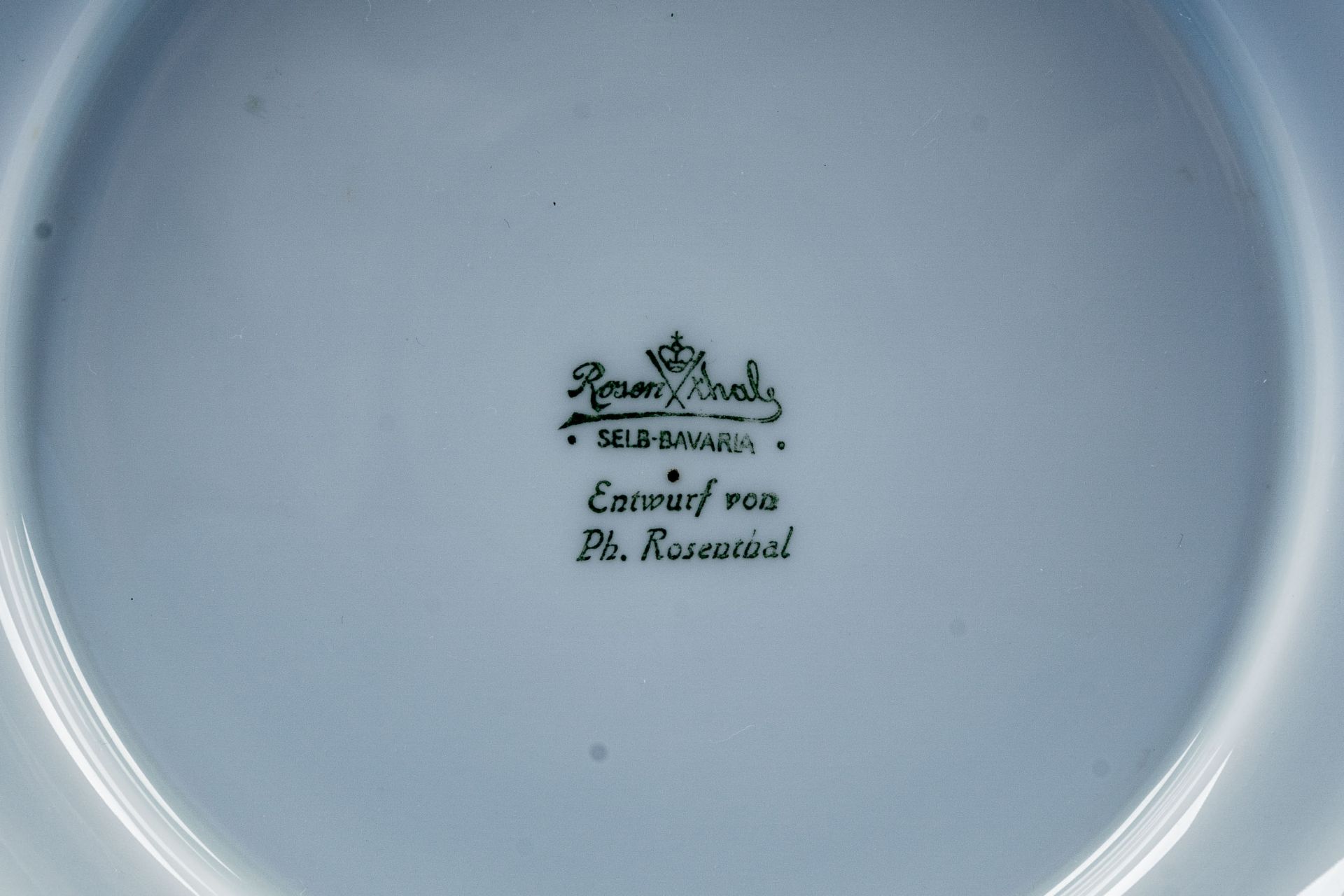 Große Rosenthal-Tischvase, trichterförmiges Weißporzellan mit polychromem Blütendekor, plastischer - Image 7 of 7