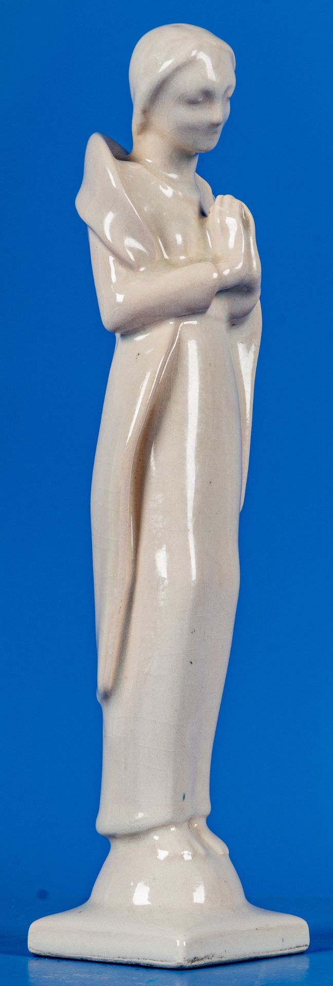 Stehende Maria, die Hände zum Gebet gefaltet, heller Scherben mit Krakelee-Glasur, ungedeutete Bode - Bild 4 aus 12