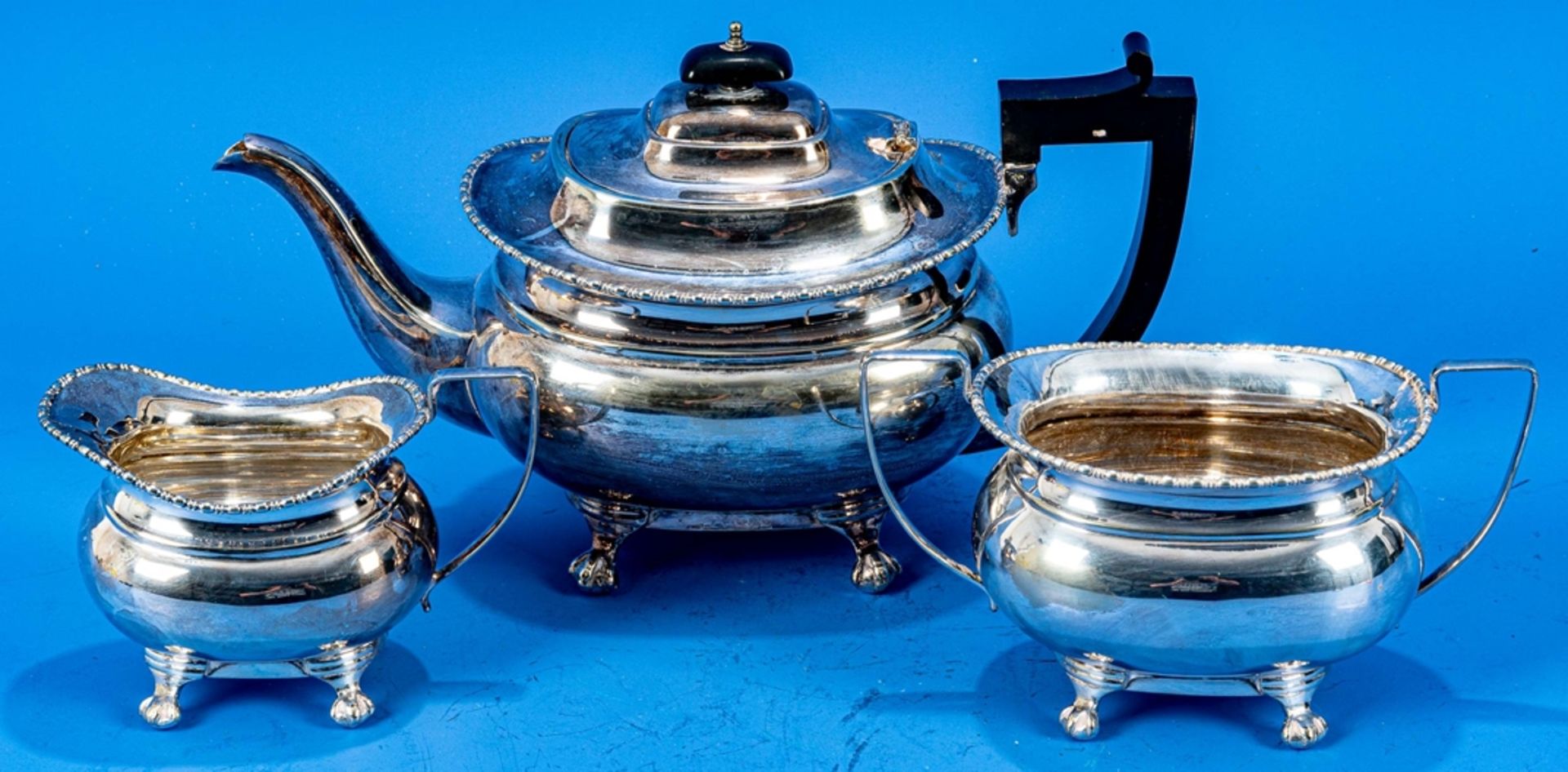 3teiliges Teeservice, England 20. Jhdt., bestehend aus Teekanne (Länge ca. 29,5 cm) sowie Milchkänn