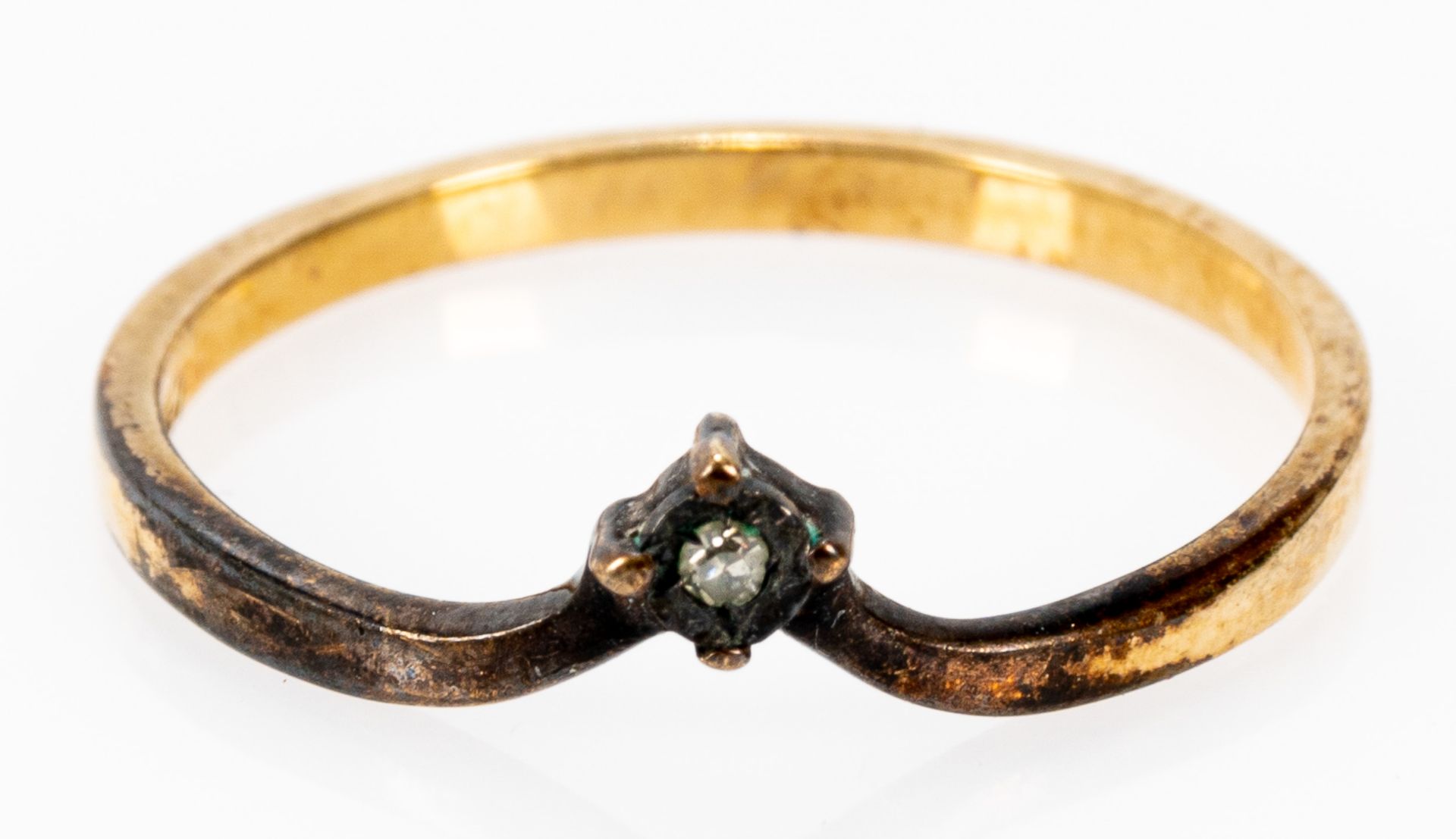 Zarter 375er Gelbgold Ring in nicht alltäglicher Formgebung, mit kleinen Diamanten besetzt; Ringinn