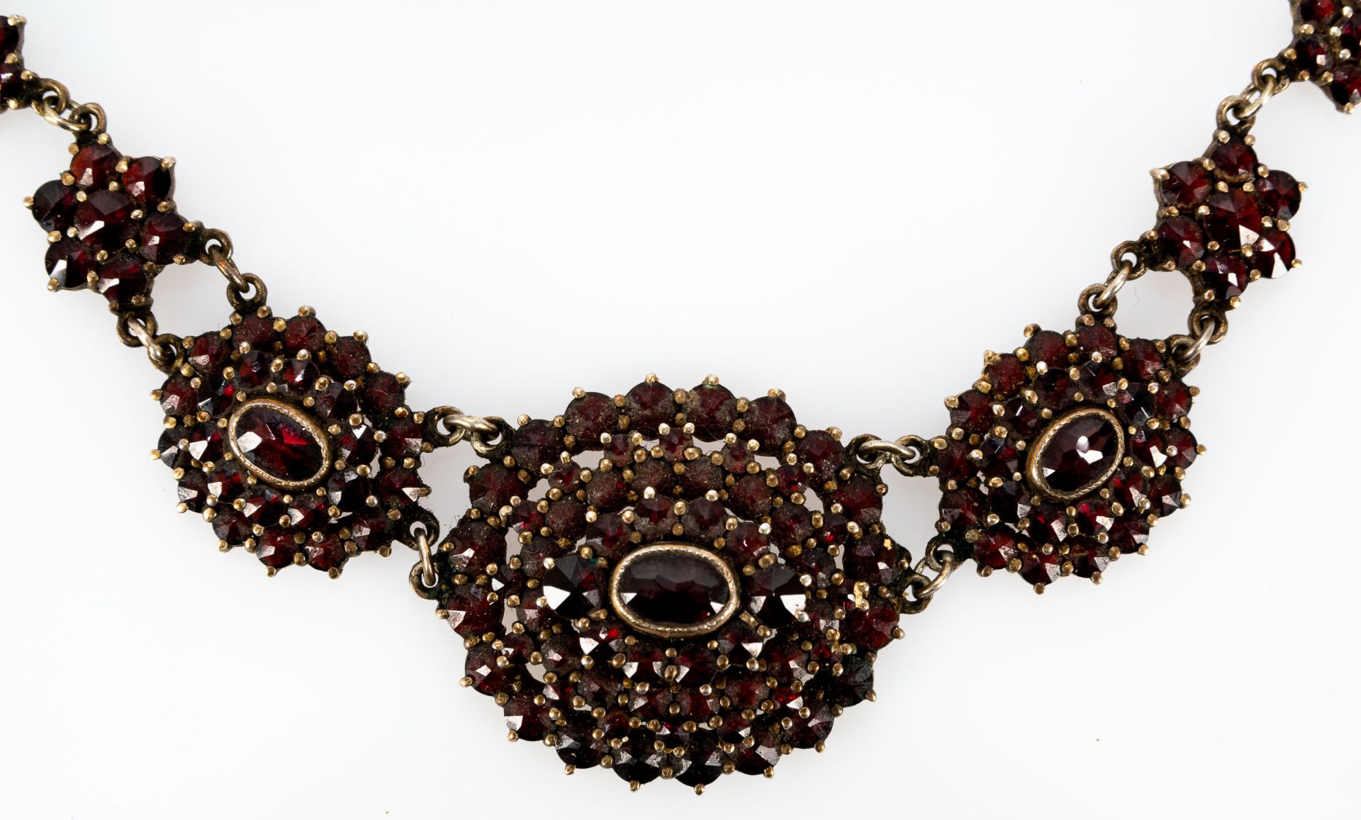 2teiliges Granatschmuck-Set, bestehend aus prachtvollem Glieder-Collier und sternförmiger Brosche, - Image 2 of 7