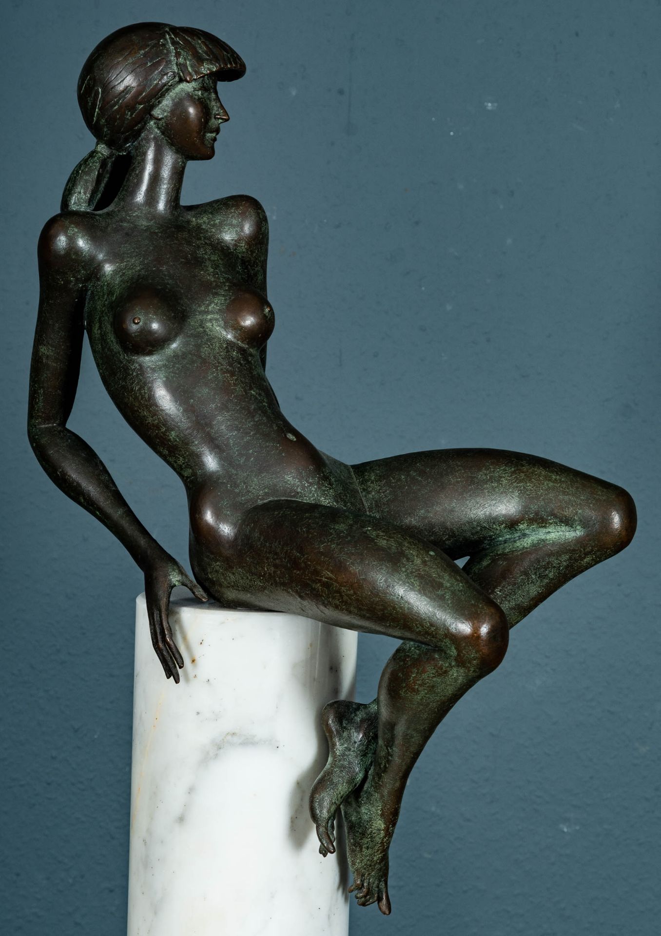 "Nude Lady on a column" - Erotische Bronze des Sergio Capellini. Grün-gräulich patinierter sitzende - Image 9 of 16