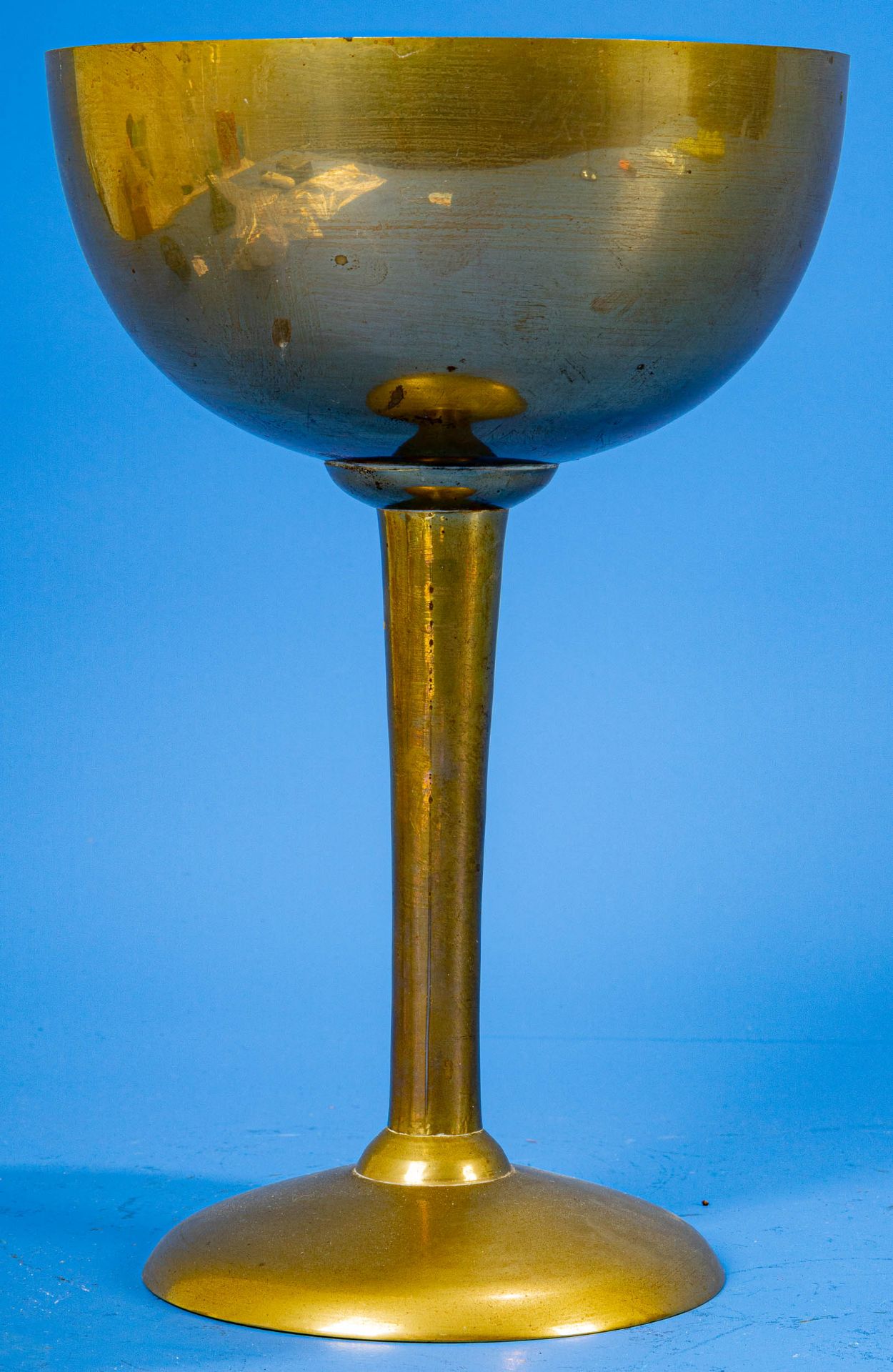 Schlichter Pokal, poliertes Messing, mehrteilige Fertigung, Mitte 20. Jhdt., Höhe ca. 24 cm, Durchm - Bild 2 aus 3