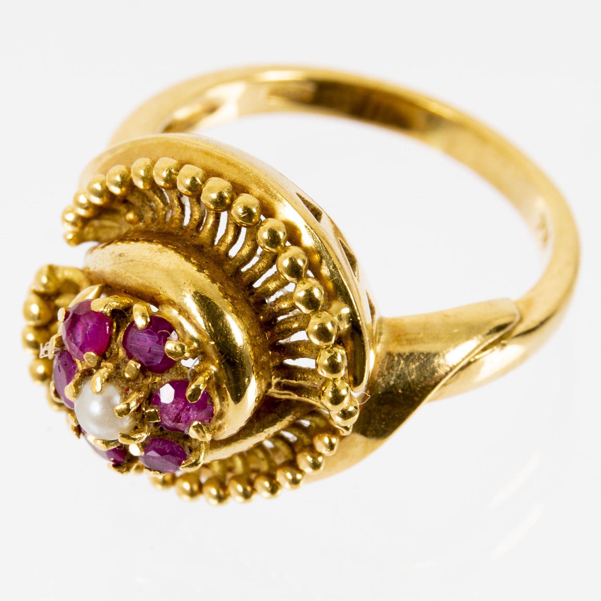 Prächtiger blütenförmiger 18K Gelbgold-Ring mittig mit Perle besetzt und von Rubinsplitterbesatz um - Image 4 of 7
