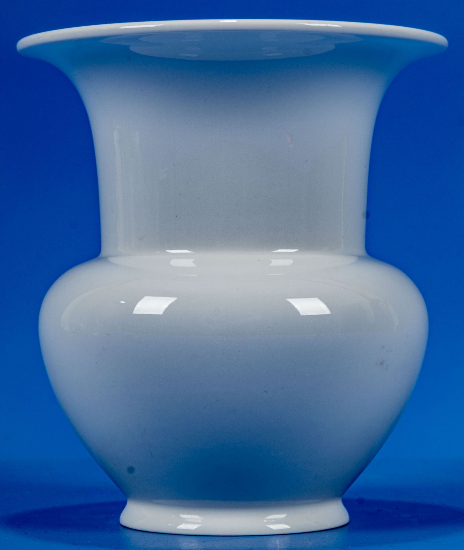 Bauchige Flaschenhalsvase; Höhe ca. 21 cm; schöner, unbeschädigter Erhalt, Weißporzellan der KPM Be - Bild 2 aus 5