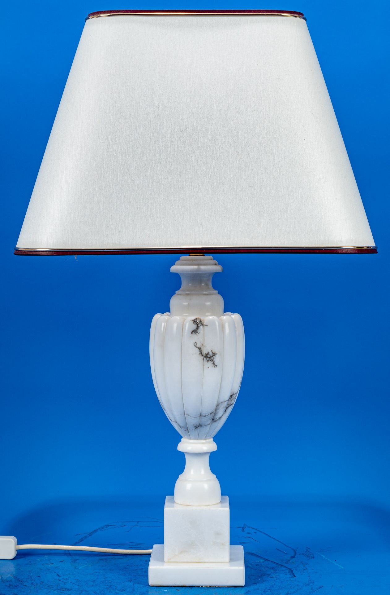 Stilvolle Tischlampe, weißer Marmorsäulenfuß auf mehrfach getrepptem quadratischem Sockel, sehr sch