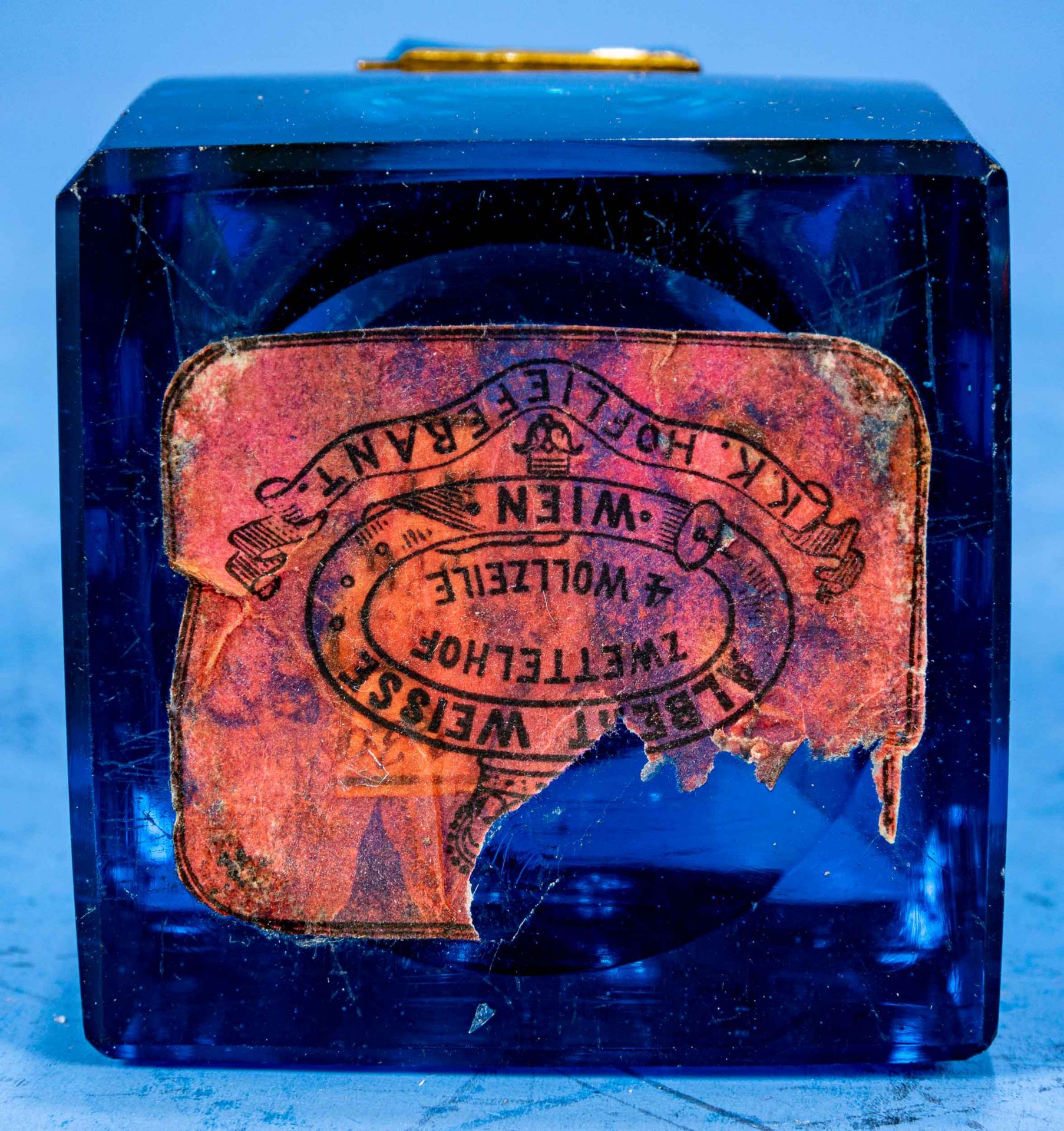 Blaues Tintenfass, schweres geschliffenes Glas in Bautönen, mit vergoldeter Metallmontur, bodenseit - Image 6 of 6